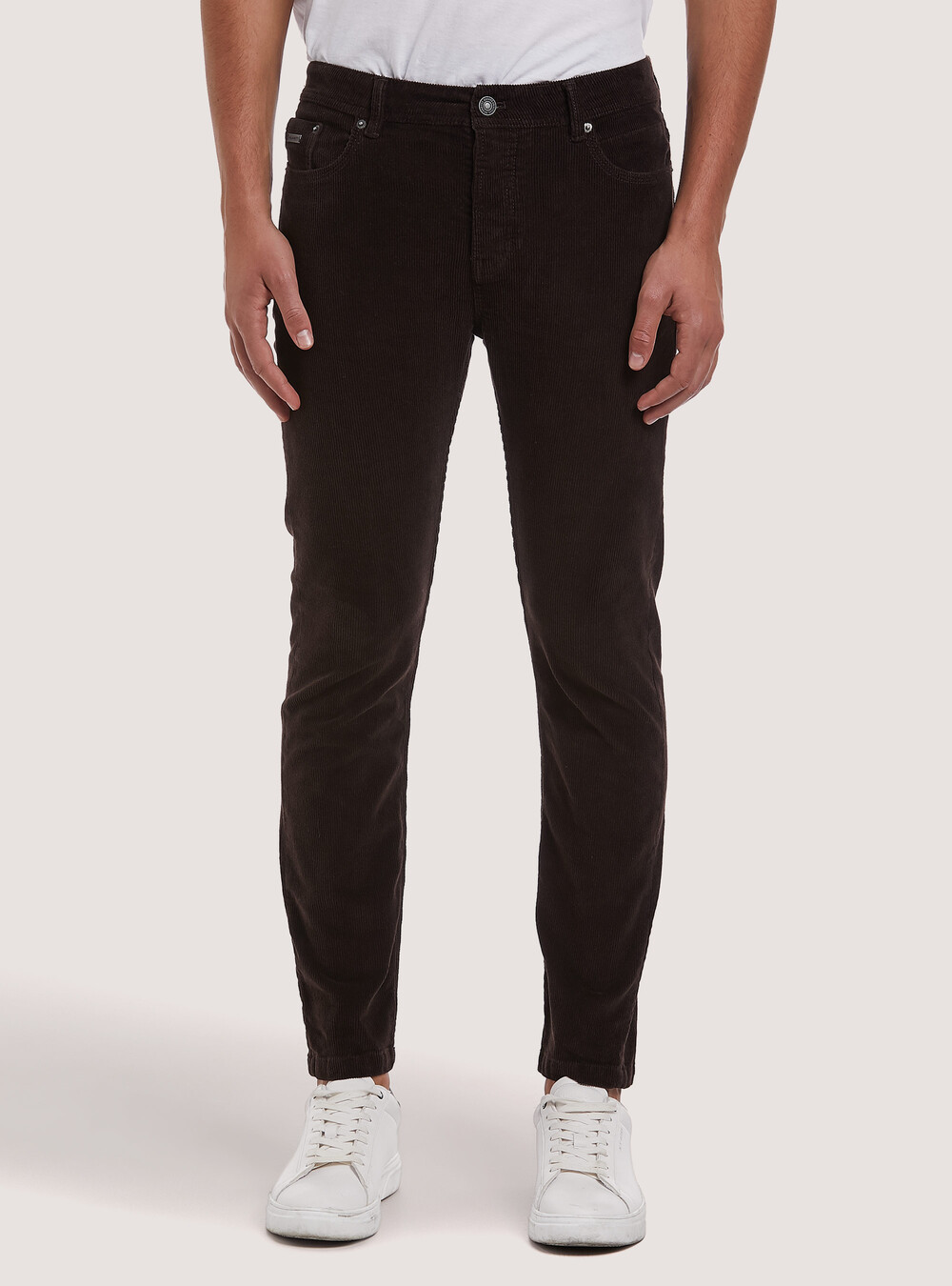Pantaloni in velluto a coste a zampa: il trend è corduroy | Donne Magazine Pantaloni in velluto a coste a zampa: il trend è corduroy | Donne Magazine
