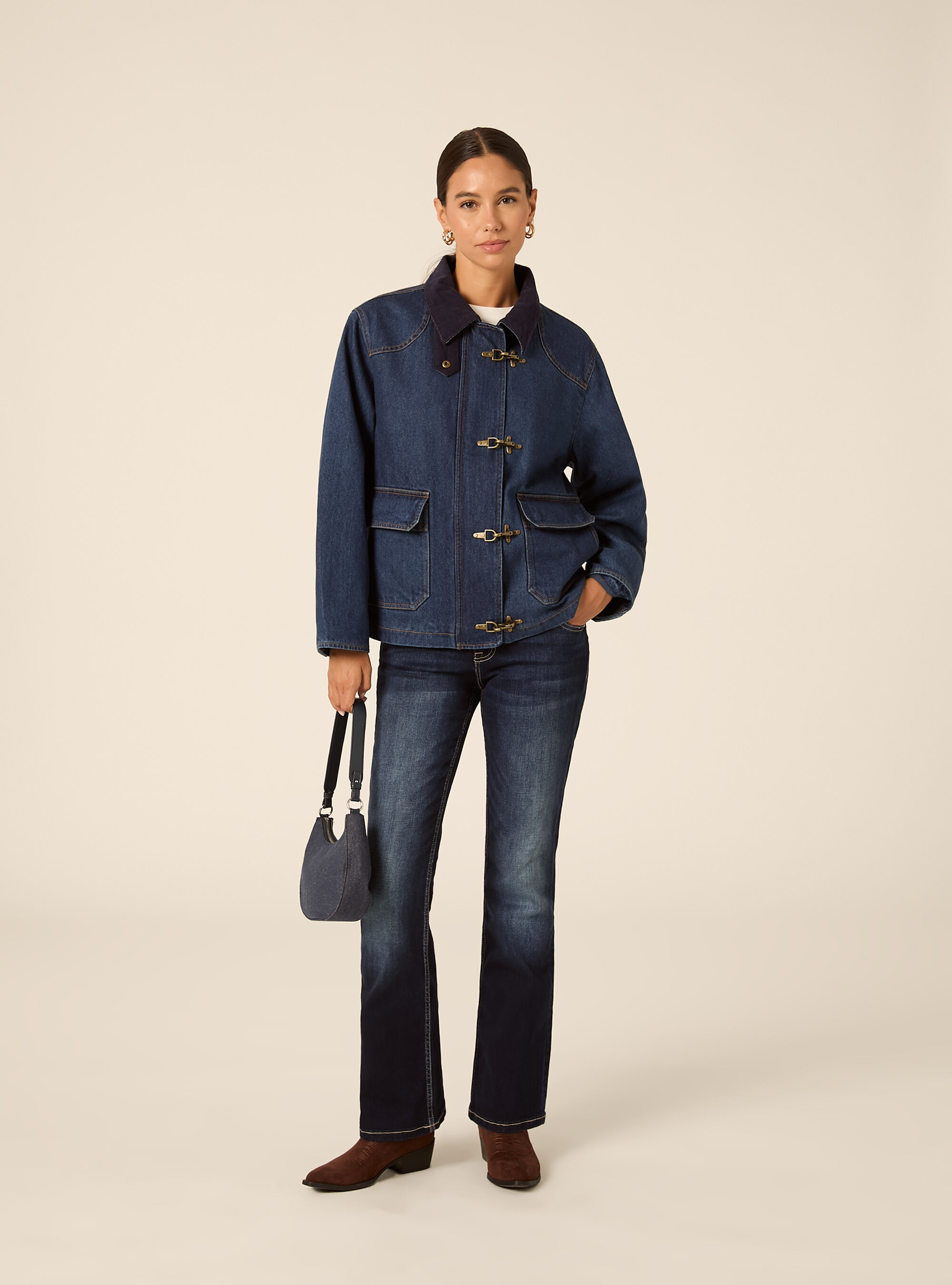 Giubbotto in denim con alamari e collo a contrasto