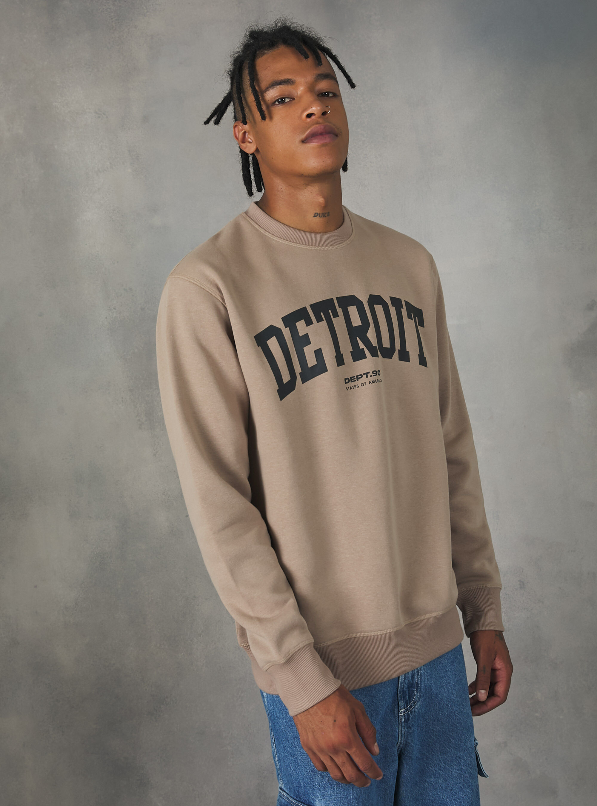 Round neck sweatshirt with college print