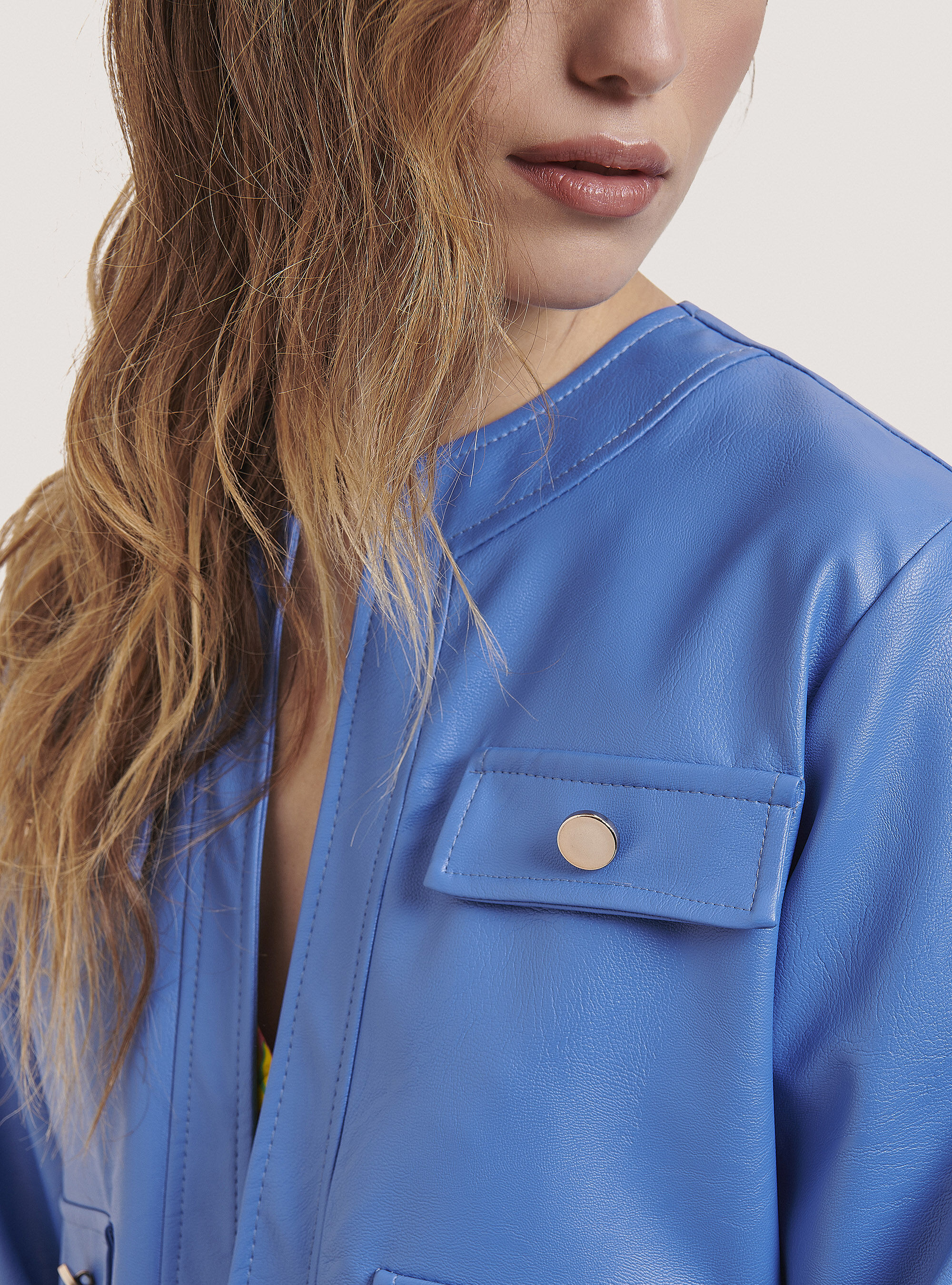 Giacca cropped effetto pelle con bottoni, C0299 AZZURRE