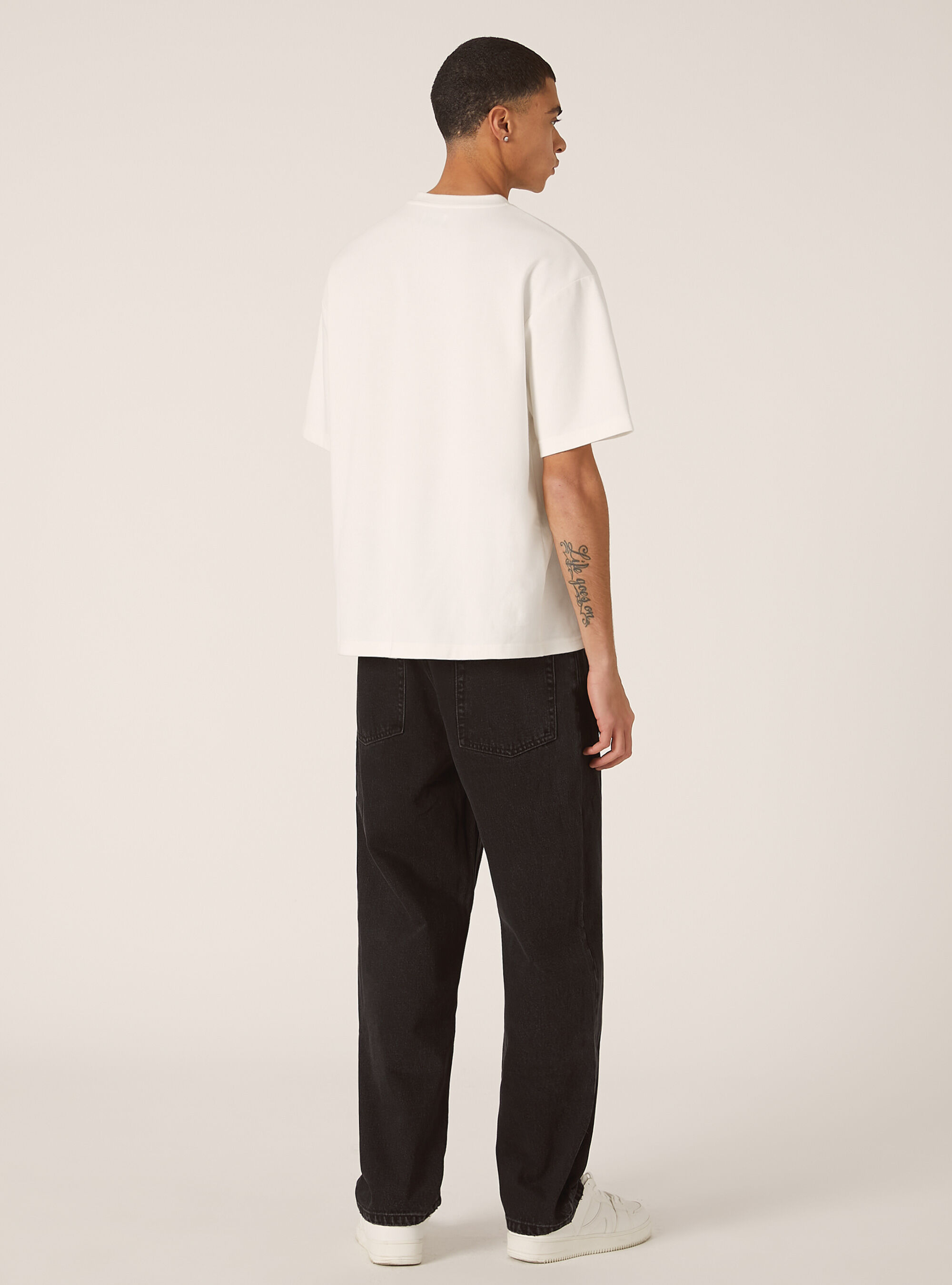 Pantalon droit en denim color&eacute;, BK1 BLACK