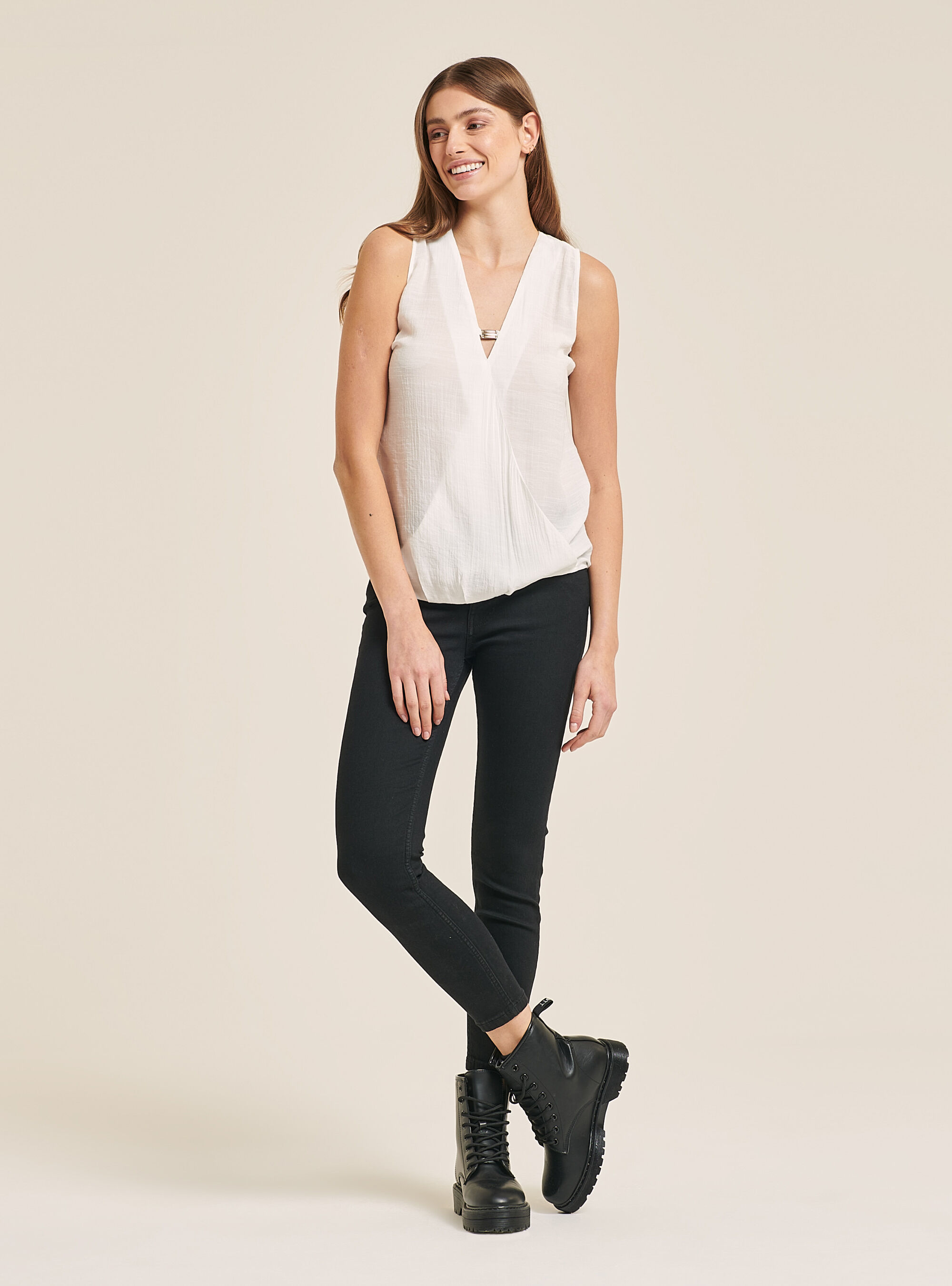 Blusa b&aacute;sica con detalle de escote, BLANCO