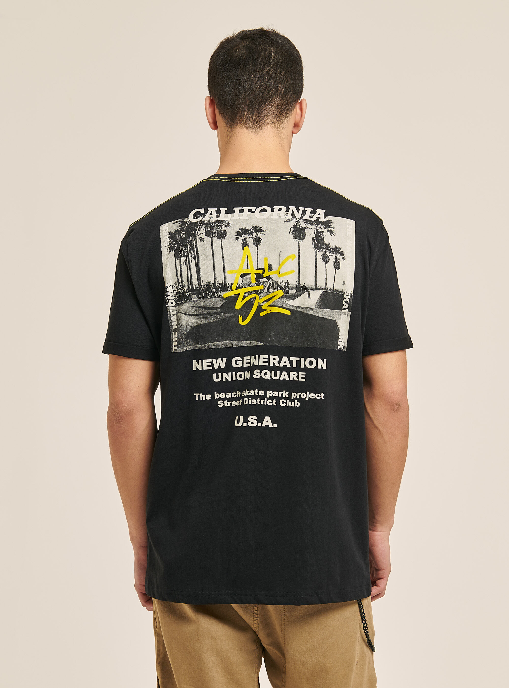 T shirt avec dessin dans le dos deals