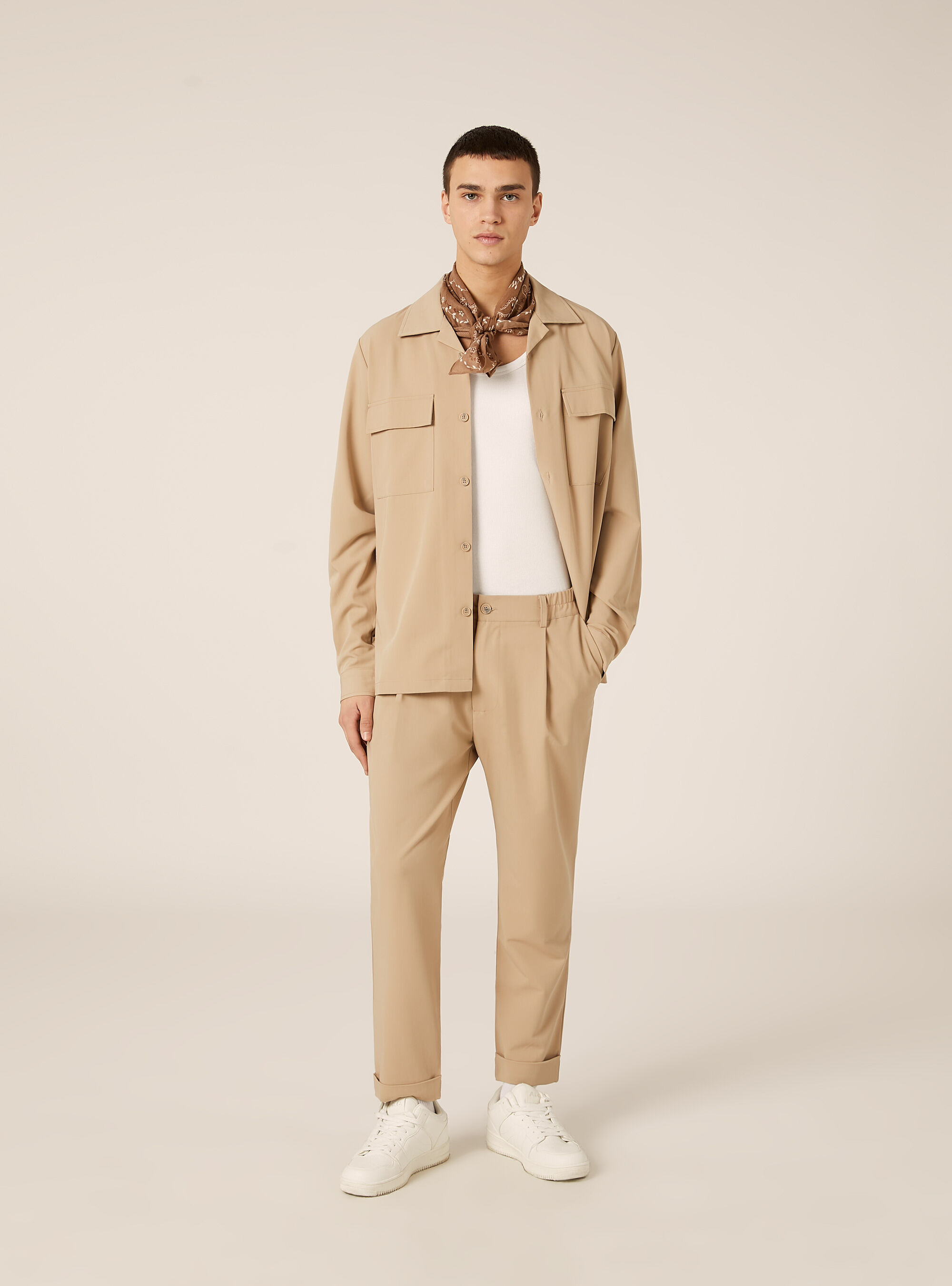 Pantaloni carrot fit con pinces