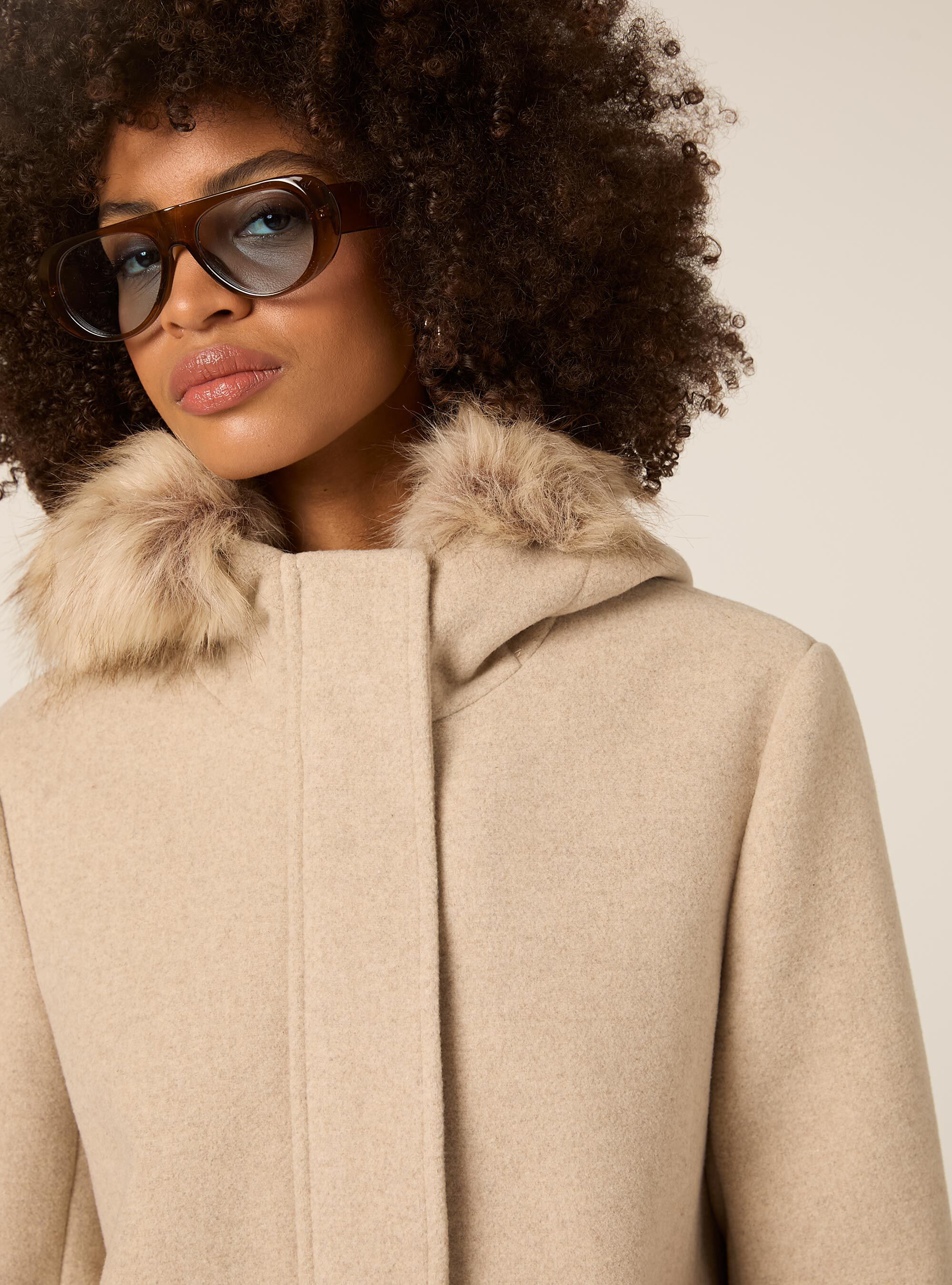 Cappotto con cappuccio e pelliccia, BG3 BEIGE LIGHT