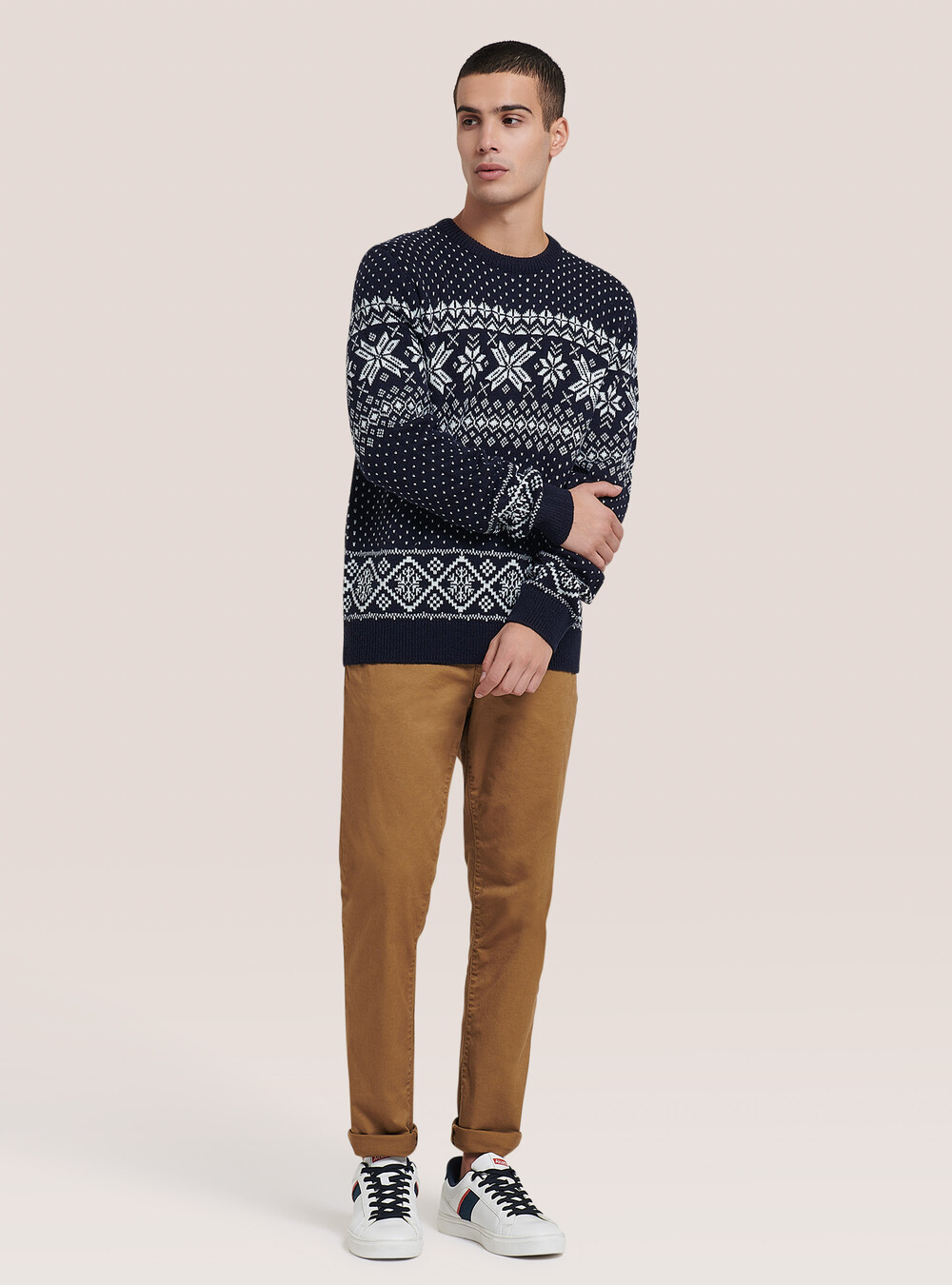 Pull en tricot jacquard sapin de Noël et flocon de neige en indigo Pull en tricot jacquard sapin de Noël et flocon de neige en indigo
