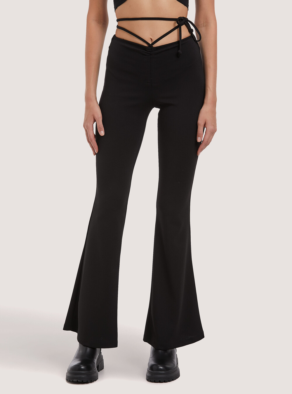 Pantalones acampanados de color liso