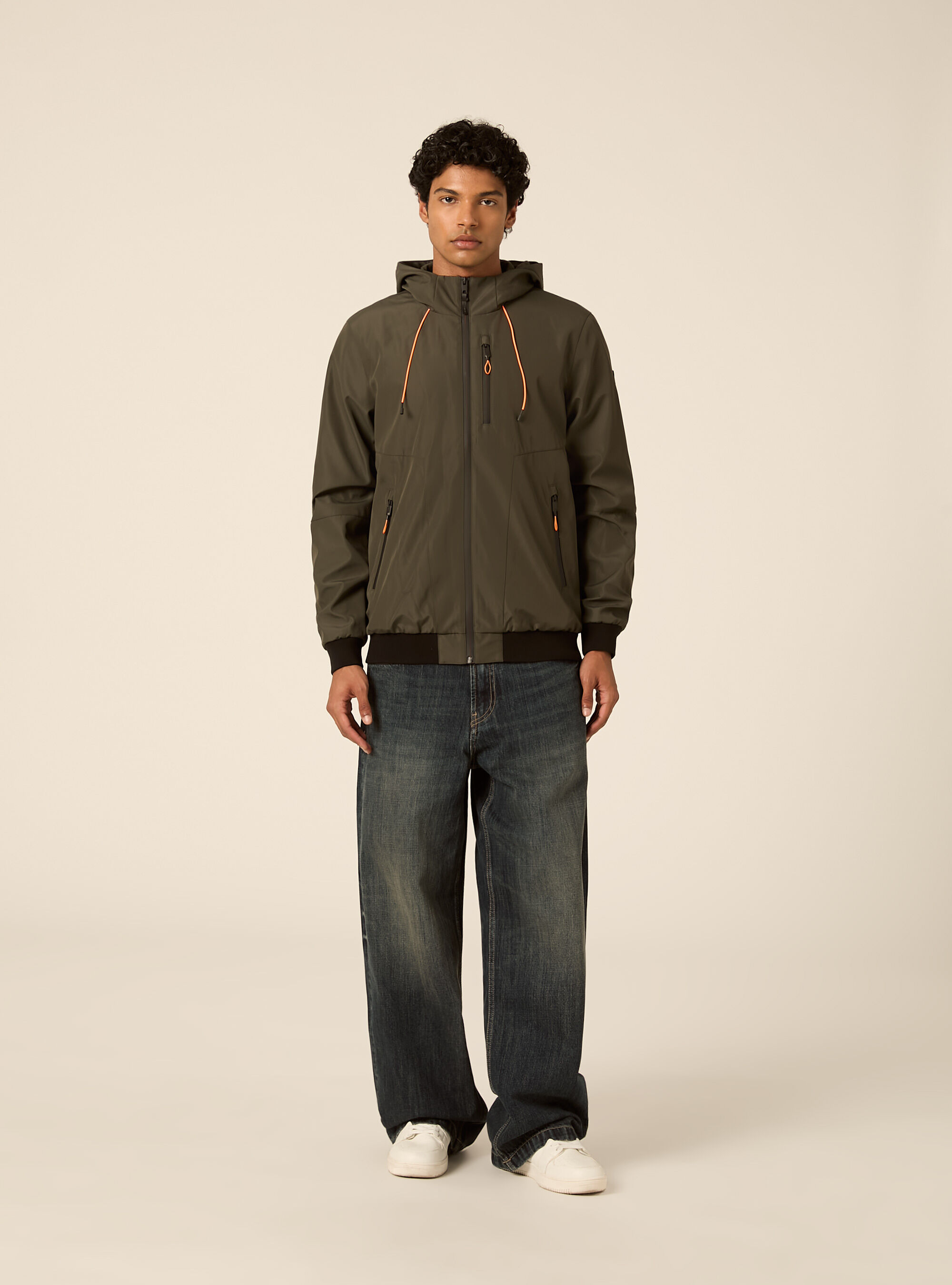 Bomber antivento con cappuccio