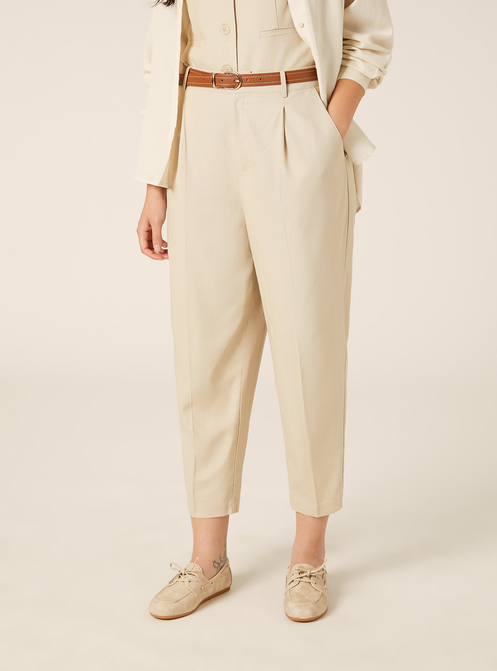 Pantaloni dritti in misto lino con cintura