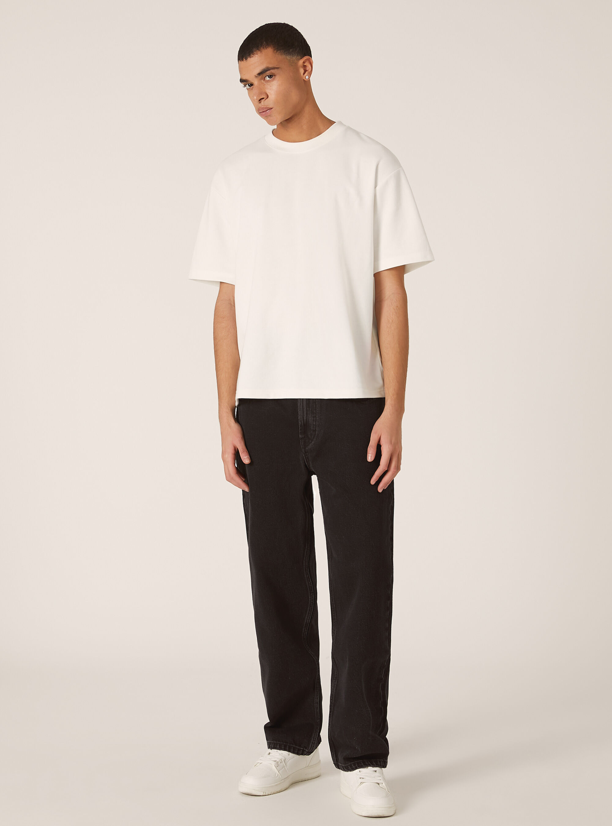 Pantalon droit en denim color&eacute;, BK1 BLACK