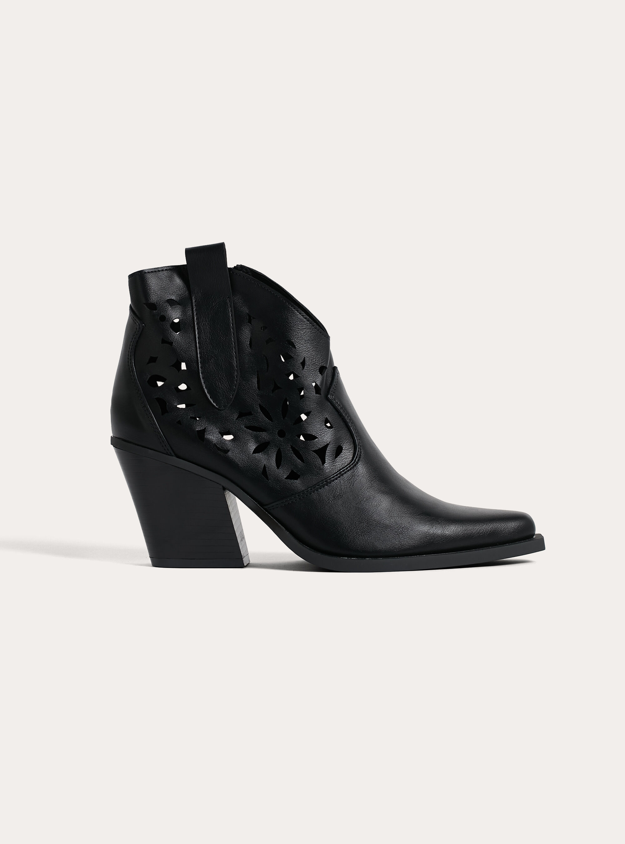 Botines con efecto piel perforada