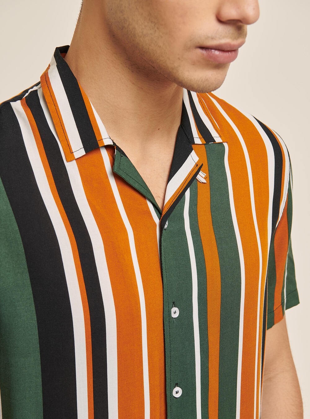 Camisa de rayas con cuello bowling