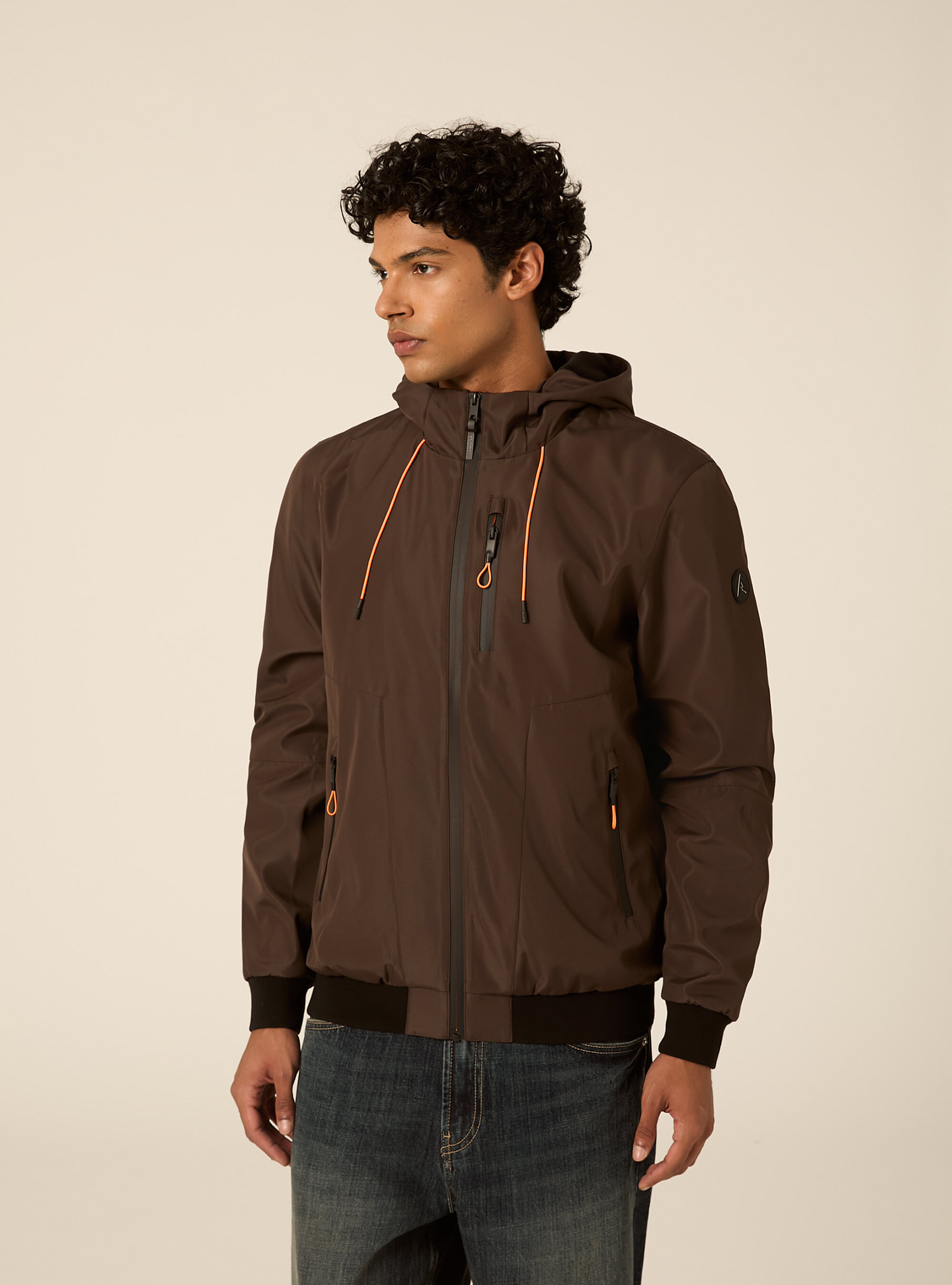 Bomber antivento con cappuccio