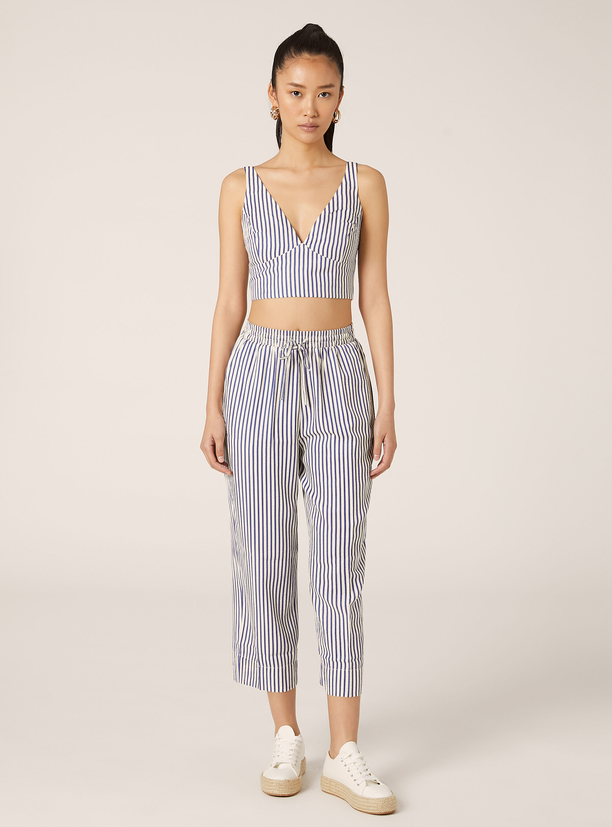 Pantaloni a righe con texture stropicciata