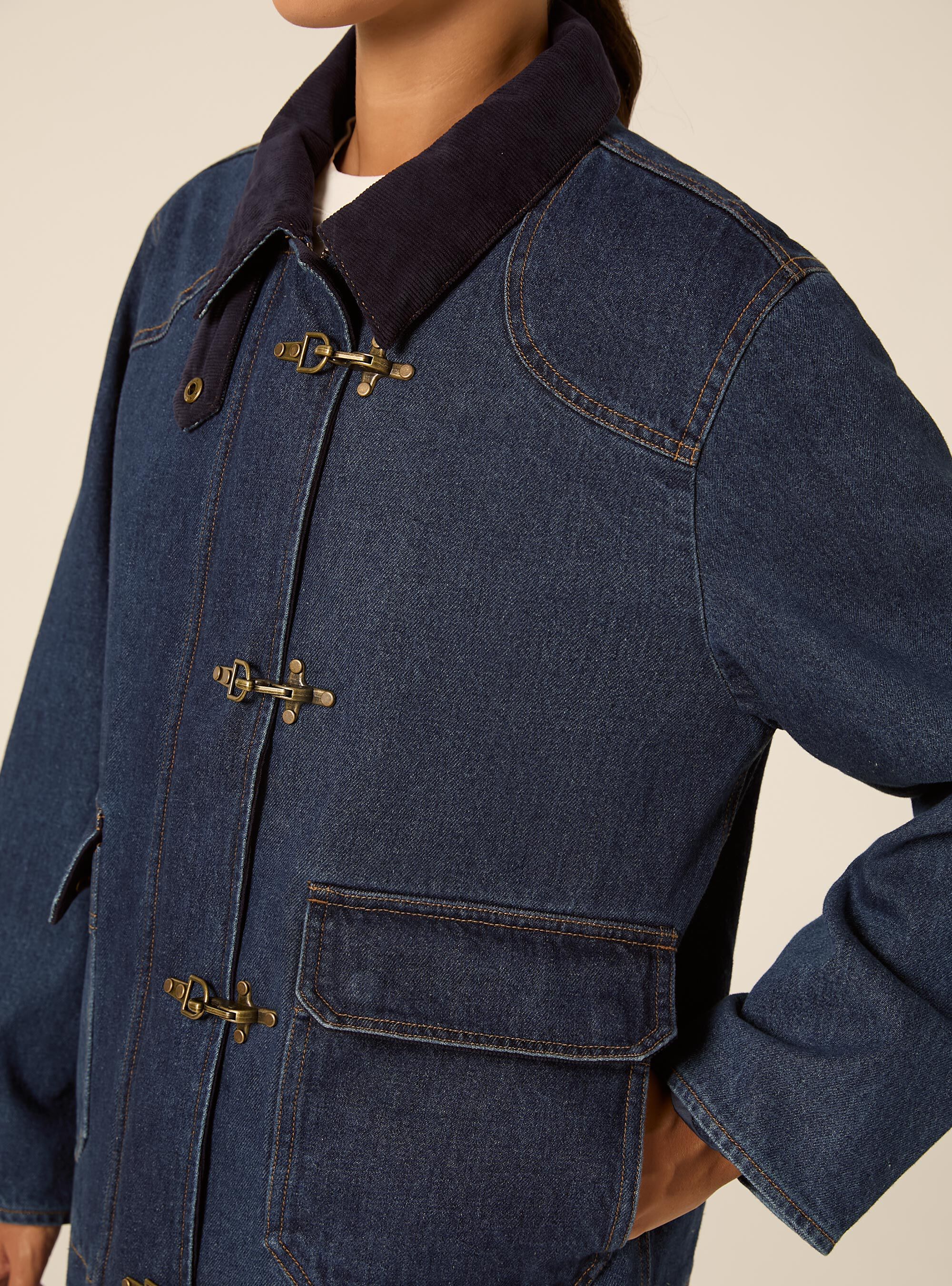 Giubbotto in denim con alamari e collo a contrasto, D002 MEDIUM DARK BLUE