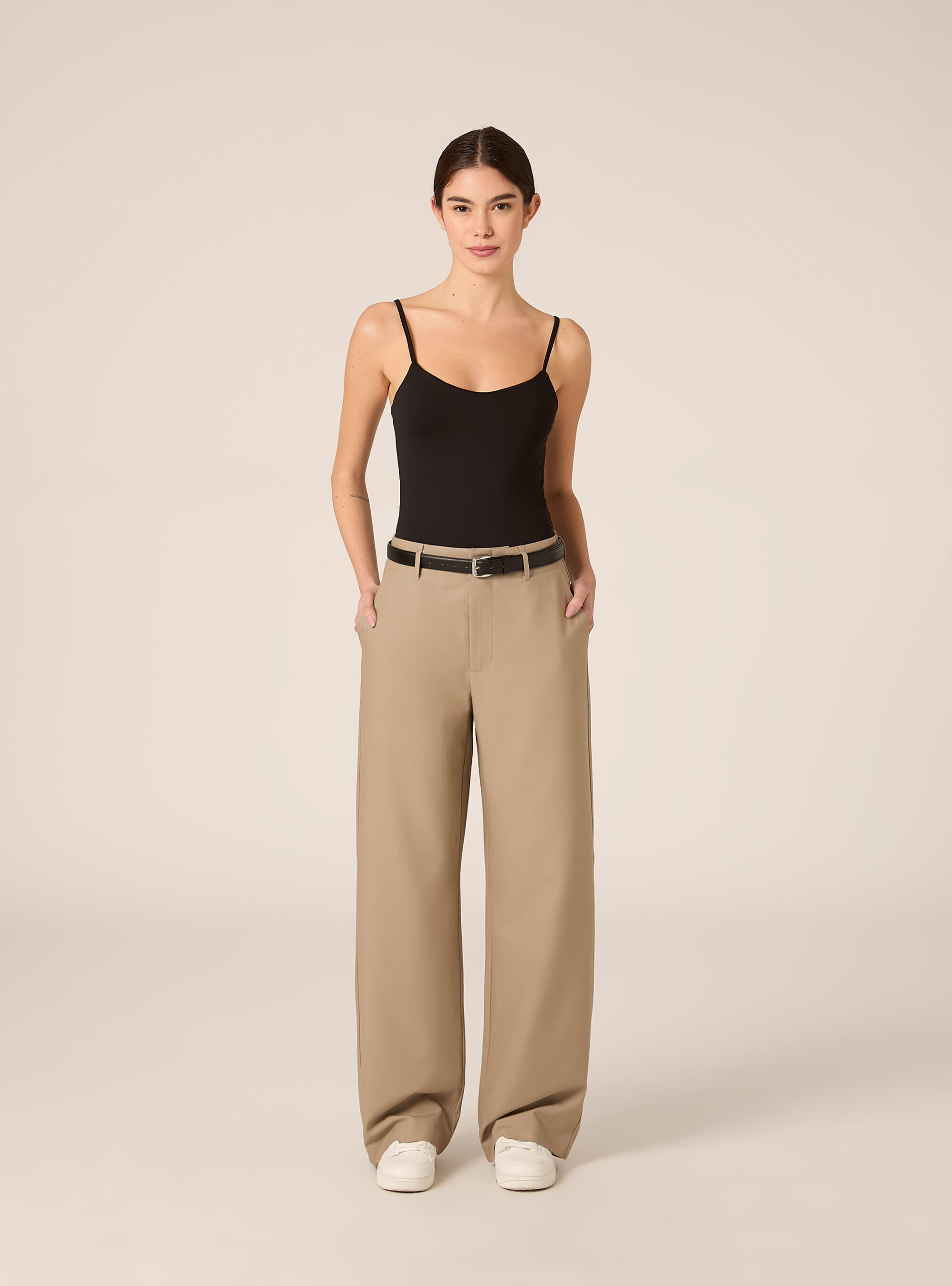 Pantaloni dritti eleganti con cintura