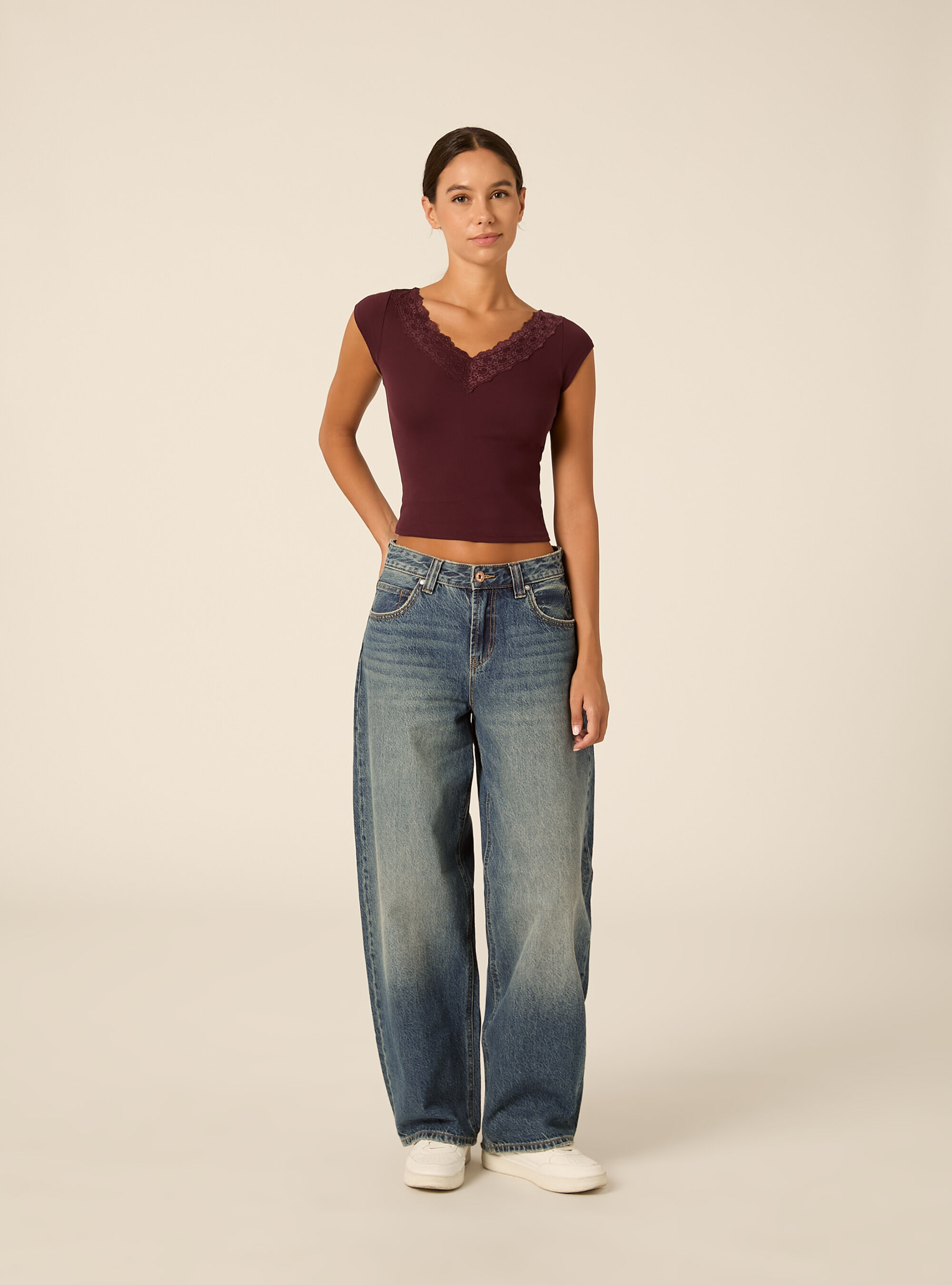 T-shirt con scollo a v in pizzo
