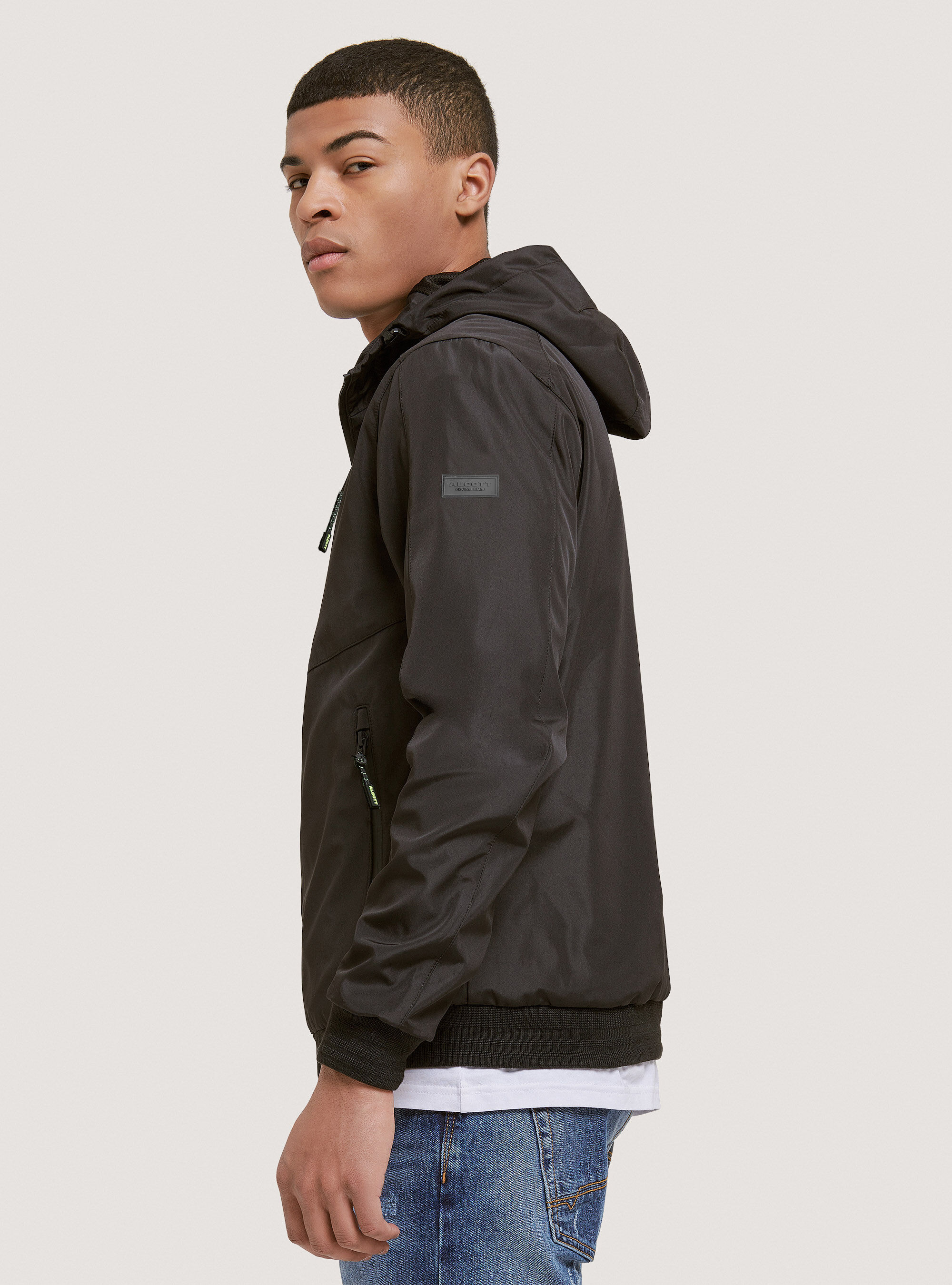 Blouson coupe vent a capuche