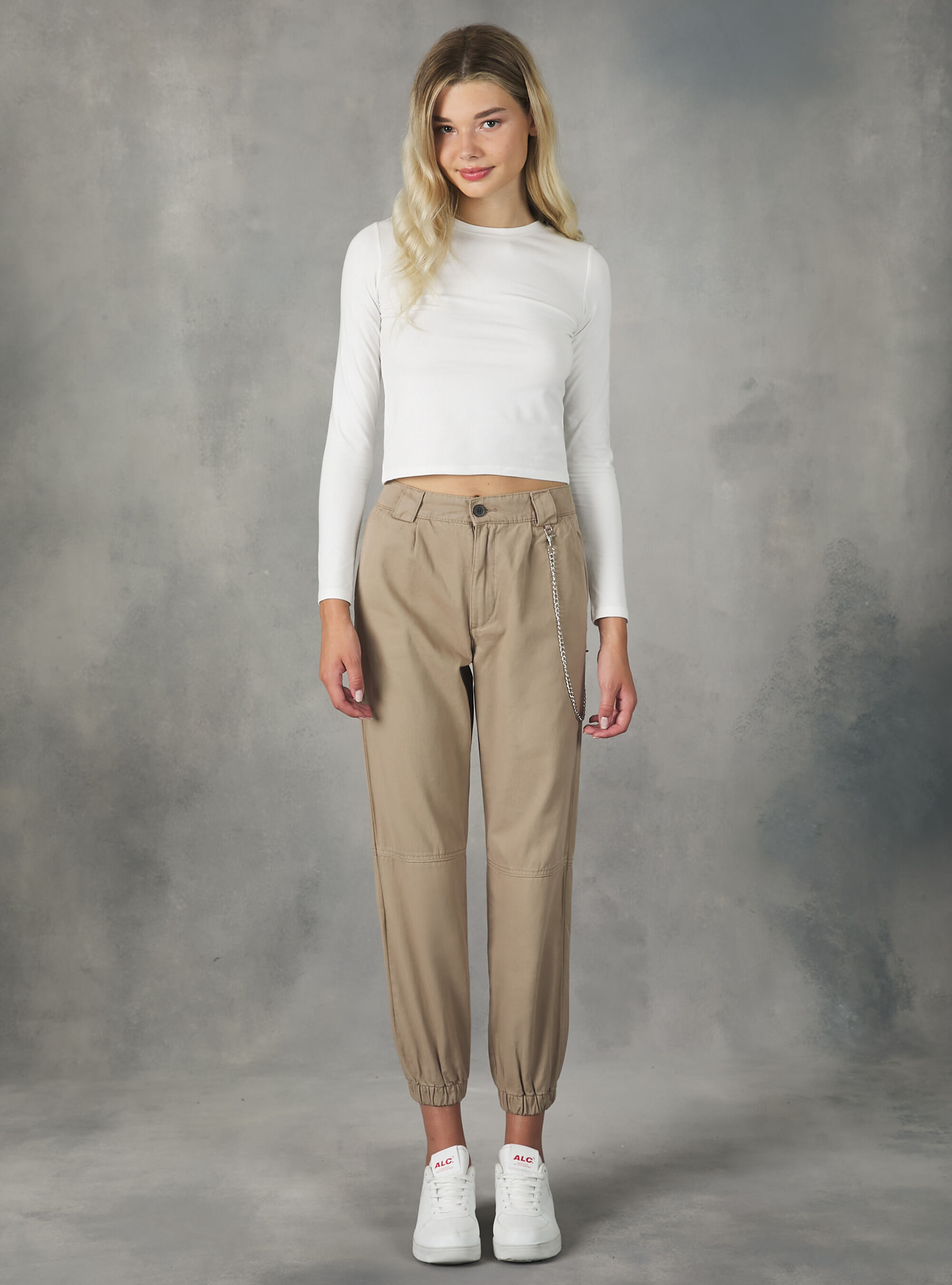 Pantaloni beige con top catena