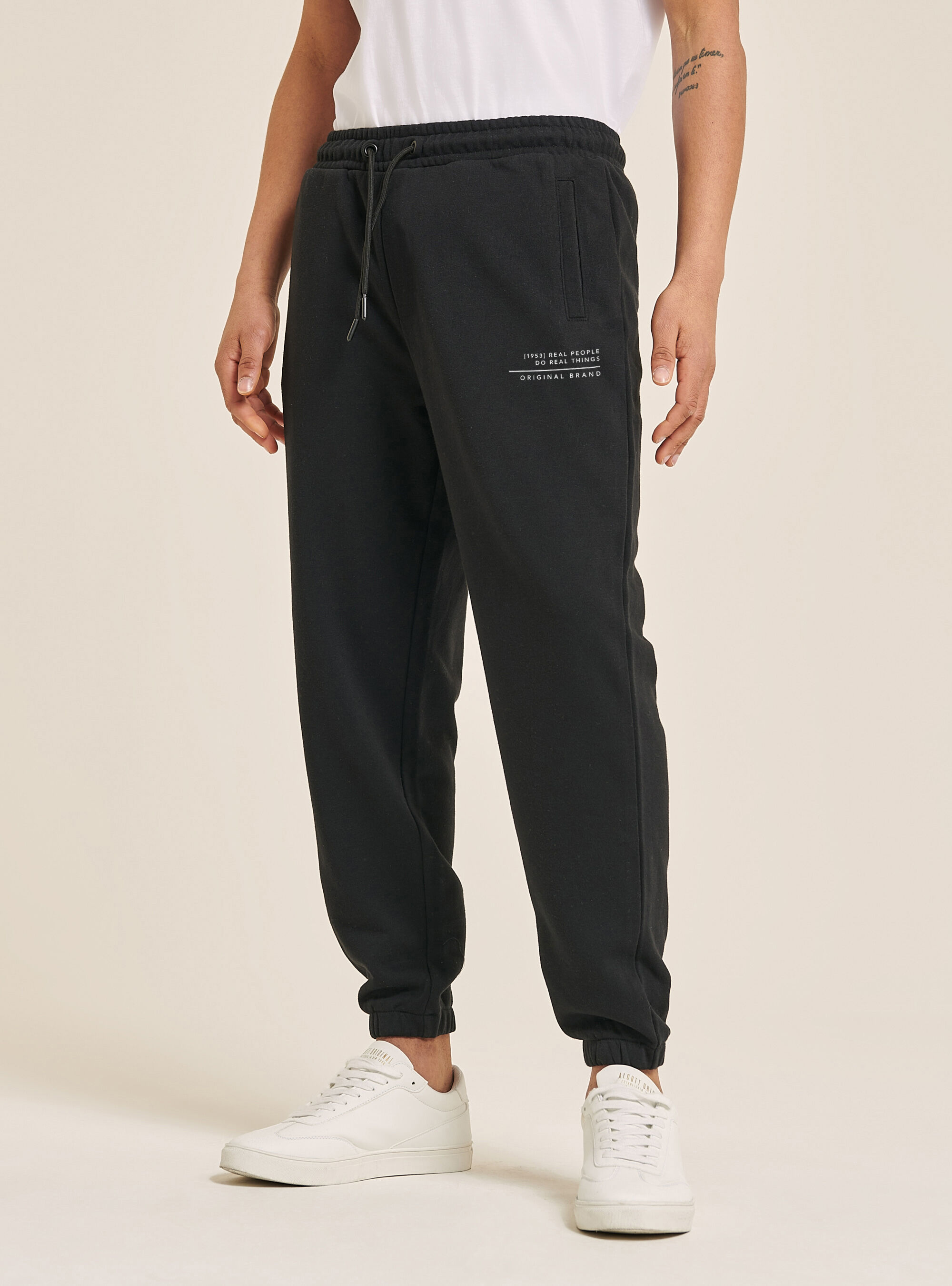 Basic cotton jogger with lettering print | Alcott | Trousers Uomo