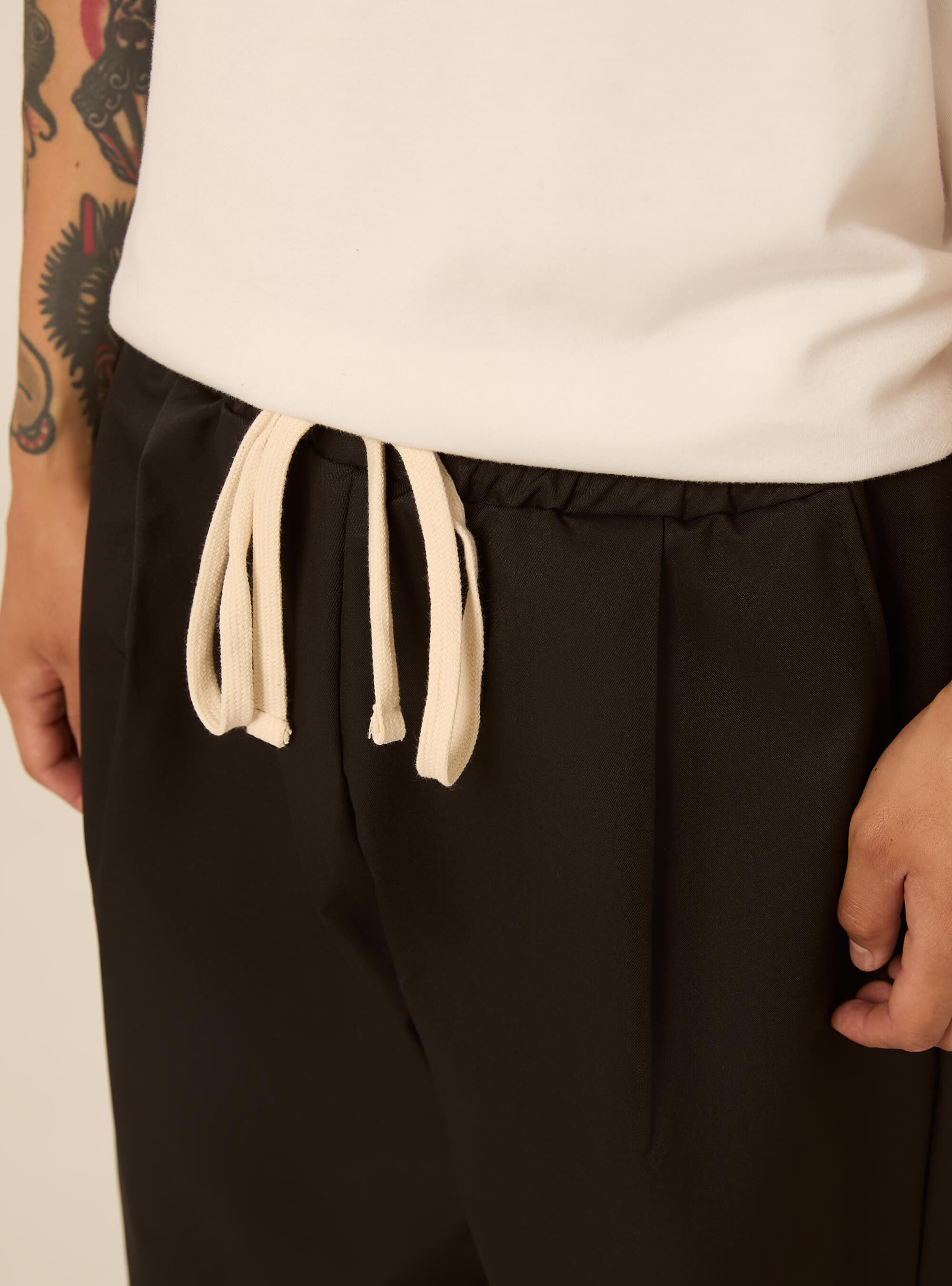 Pantaloni con coulisse in vita e pince, BK1 BLACK