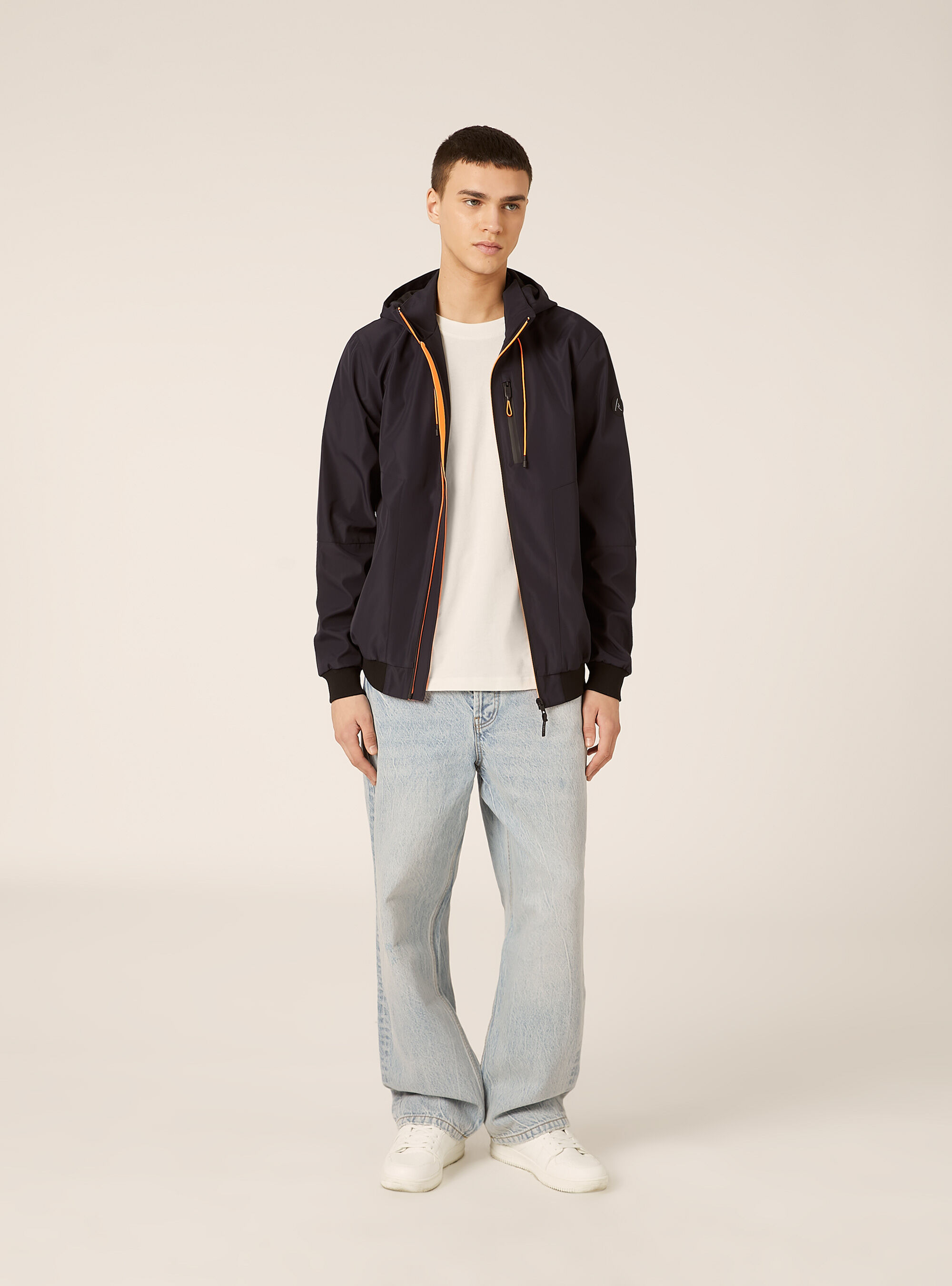 Bomber antivento con cappuccio