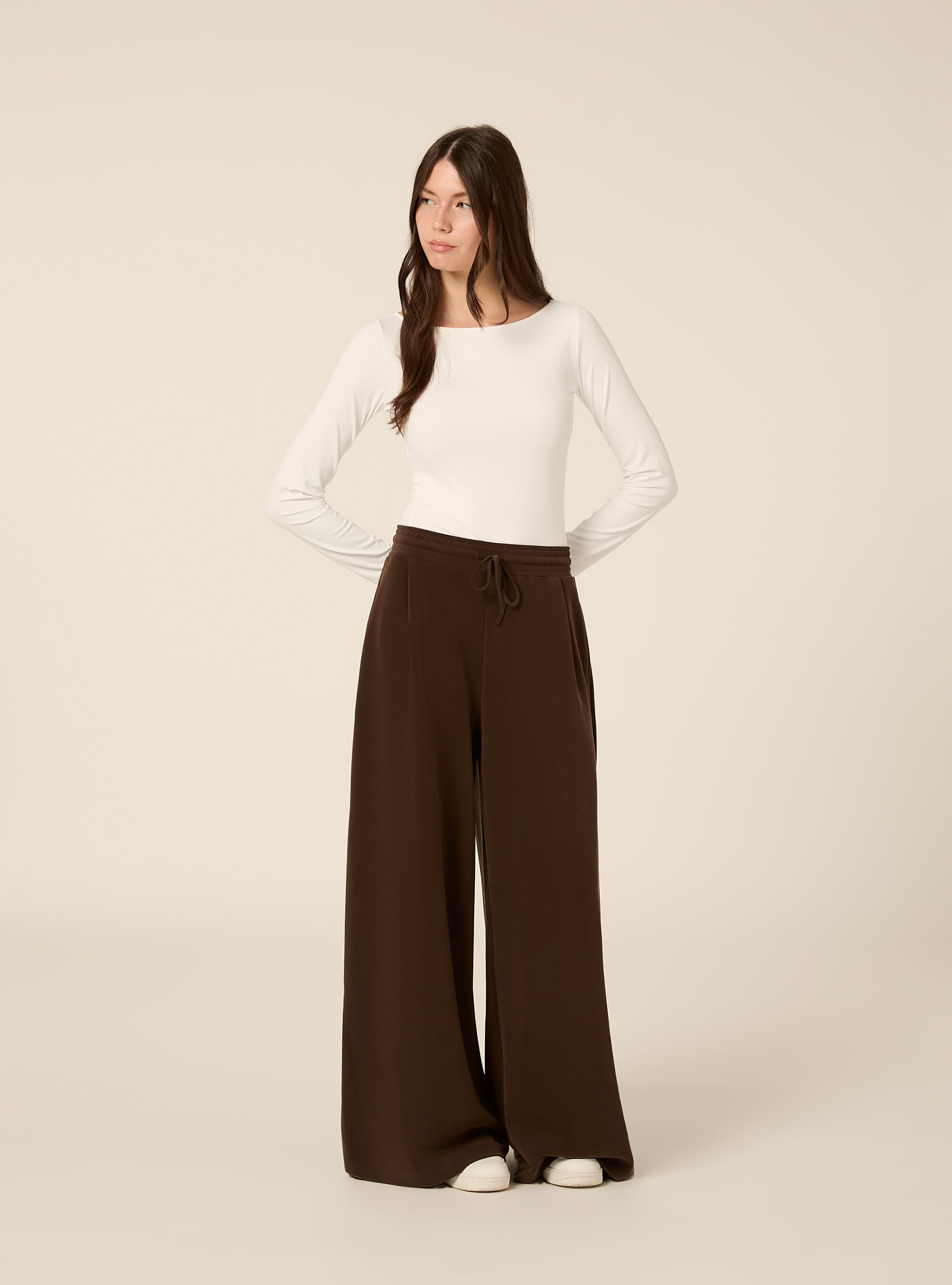 Pantaloni wide leg con pence in scuba