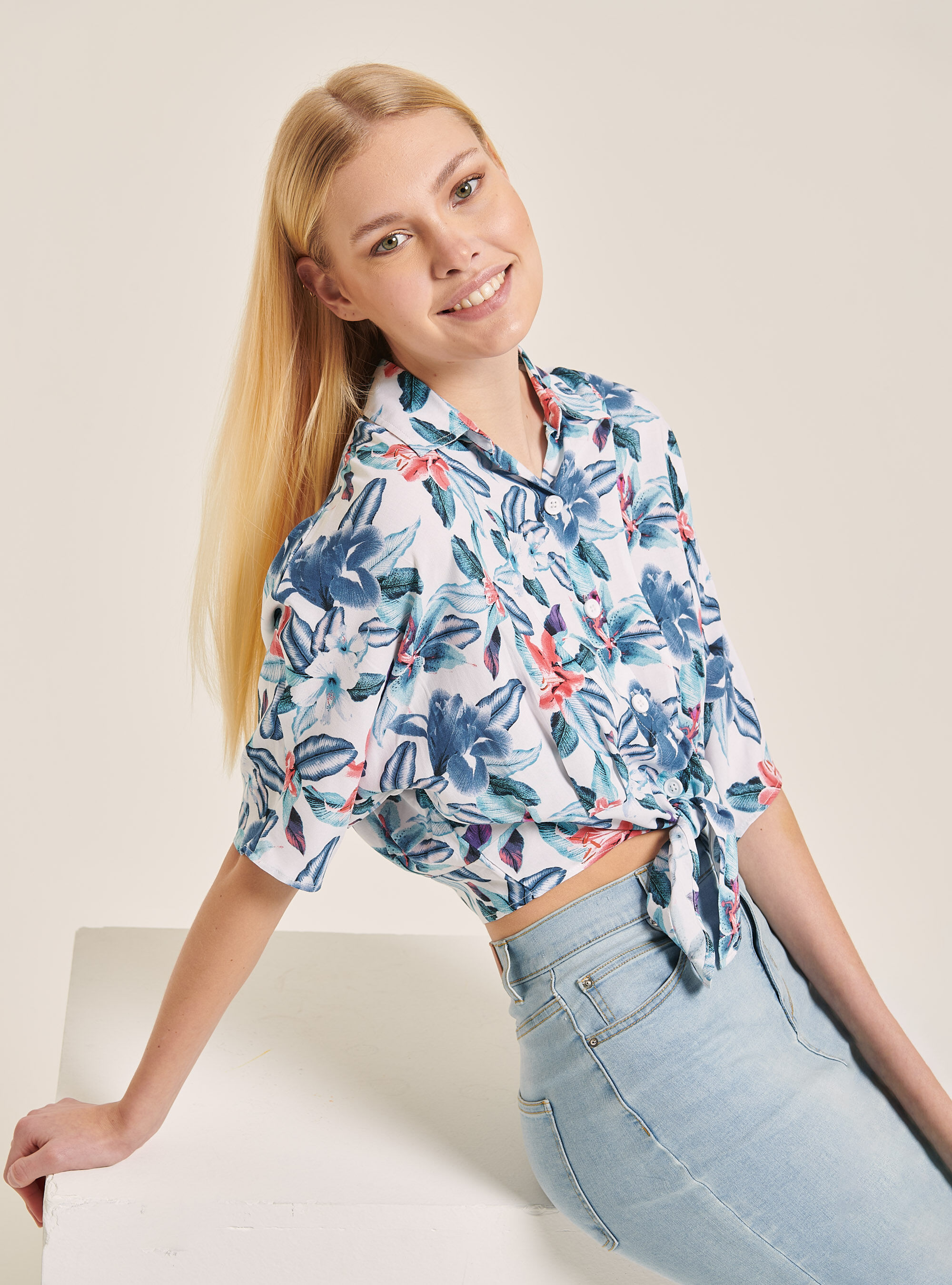 Camicia cropped con fiori tropicali e nodo