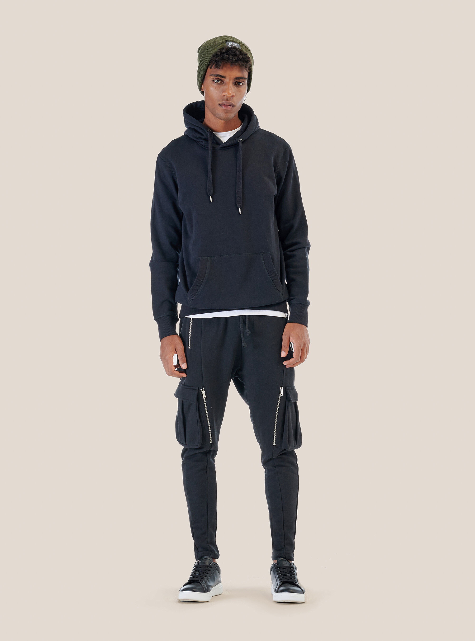 Jogger trousers with zip
