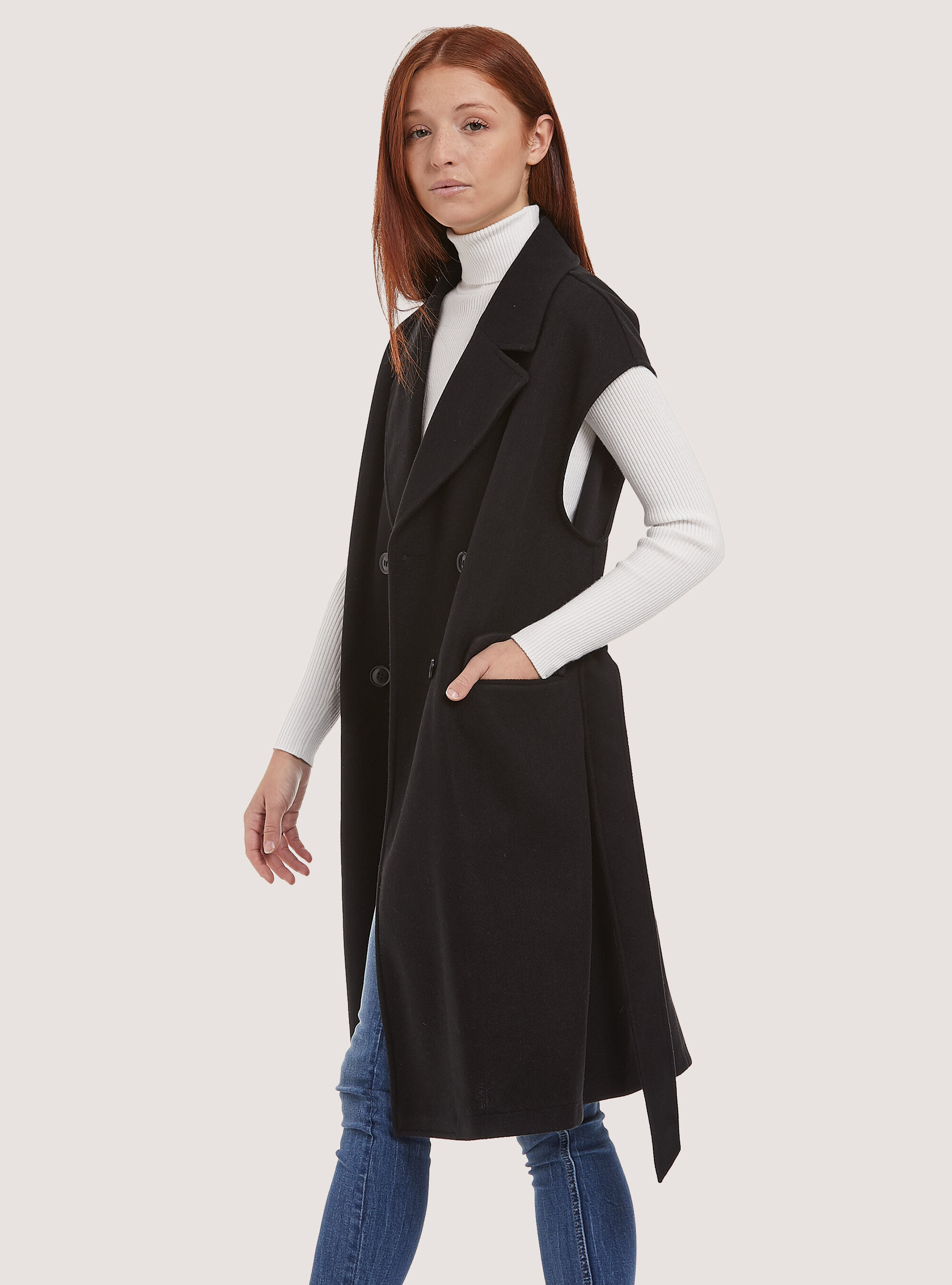 Sleeveless coat with belt
