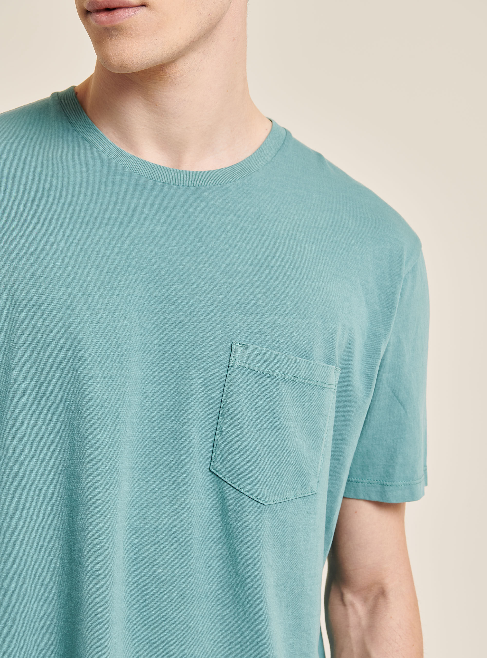 Maglietta girocollo con taschino in cotone, C6595 GREEN.