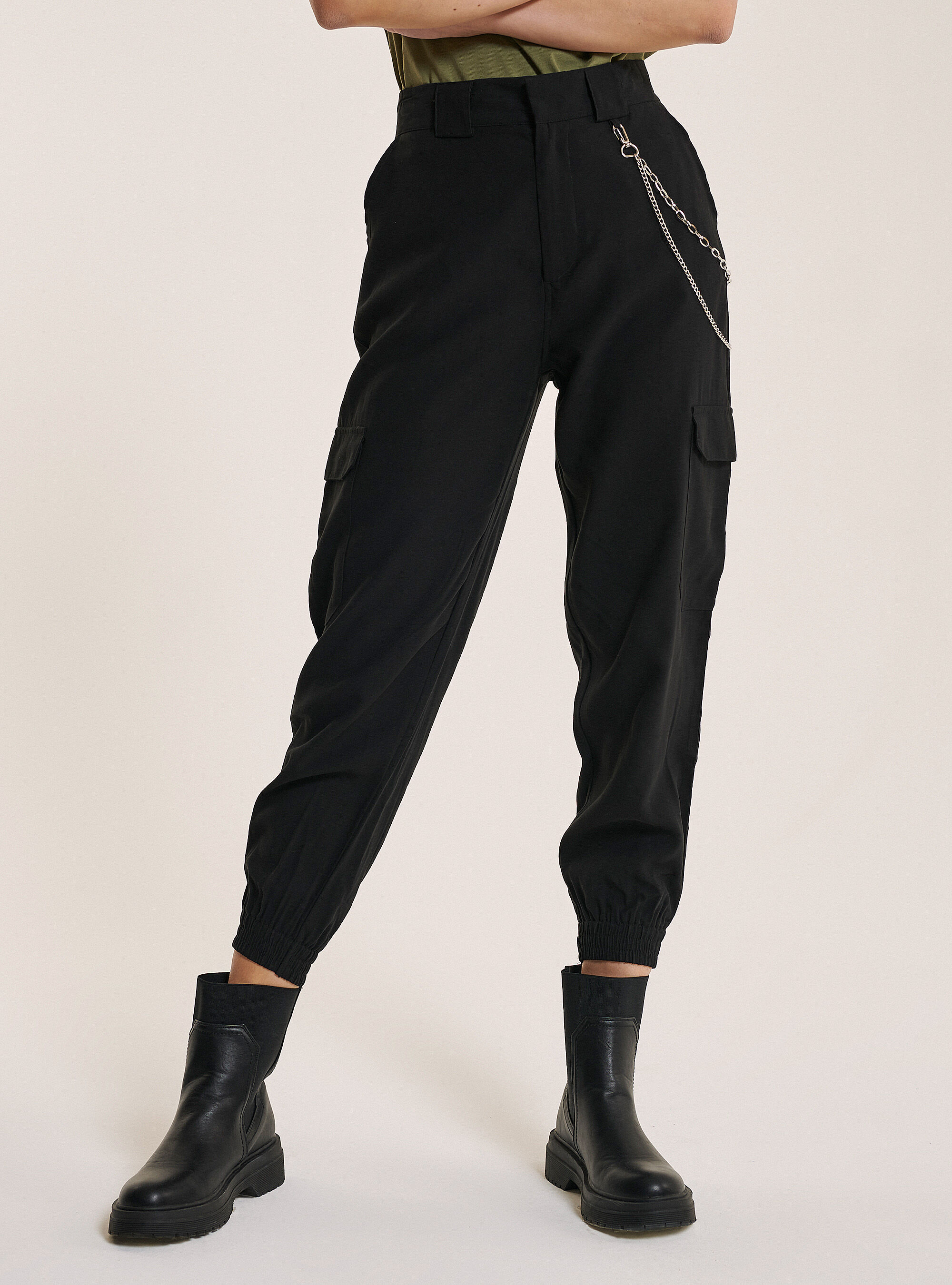 Pantaloni con catena ragazza shop