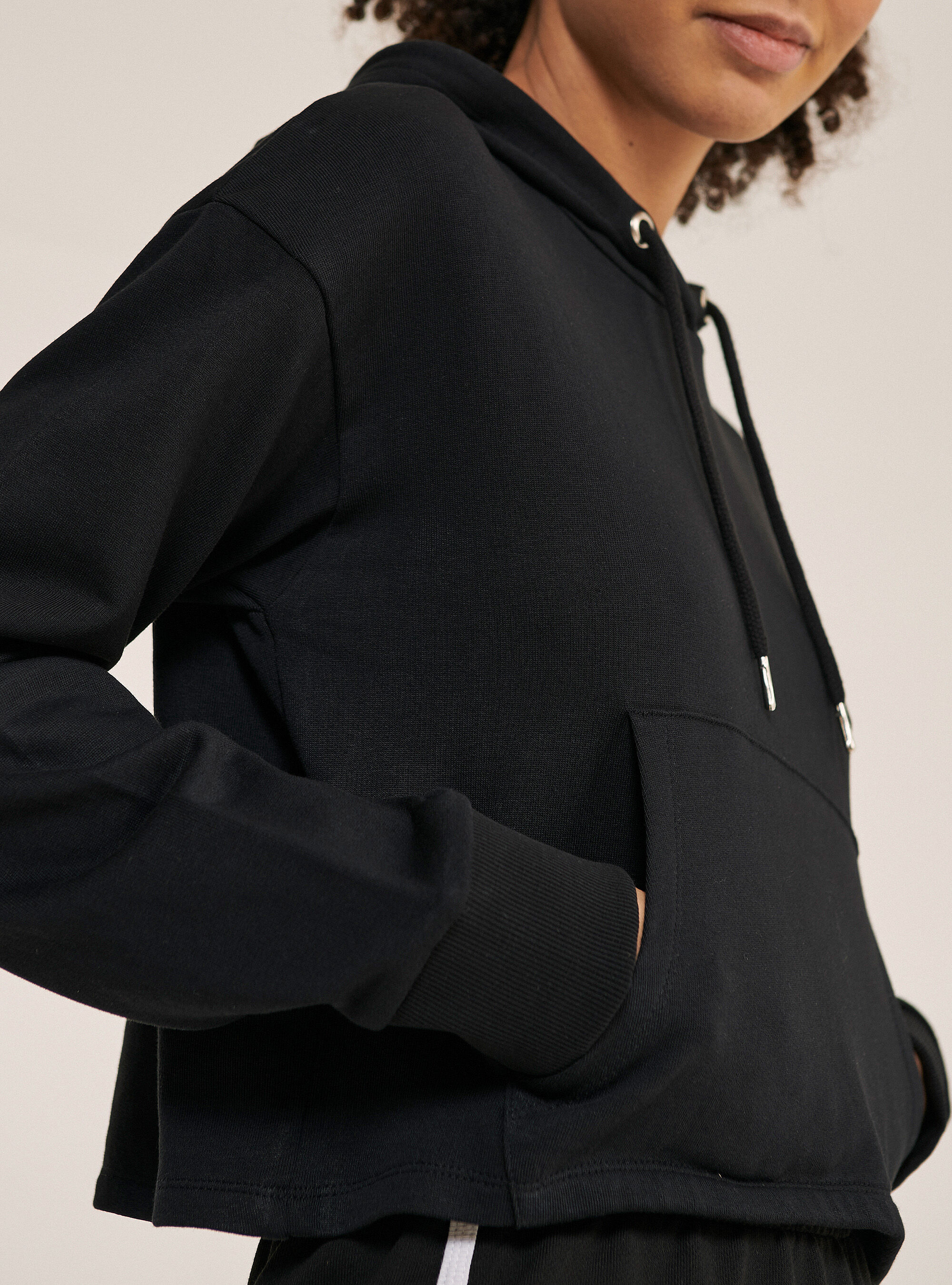 Sudadera crop con capucha de algod&oacute;n, NEGRO