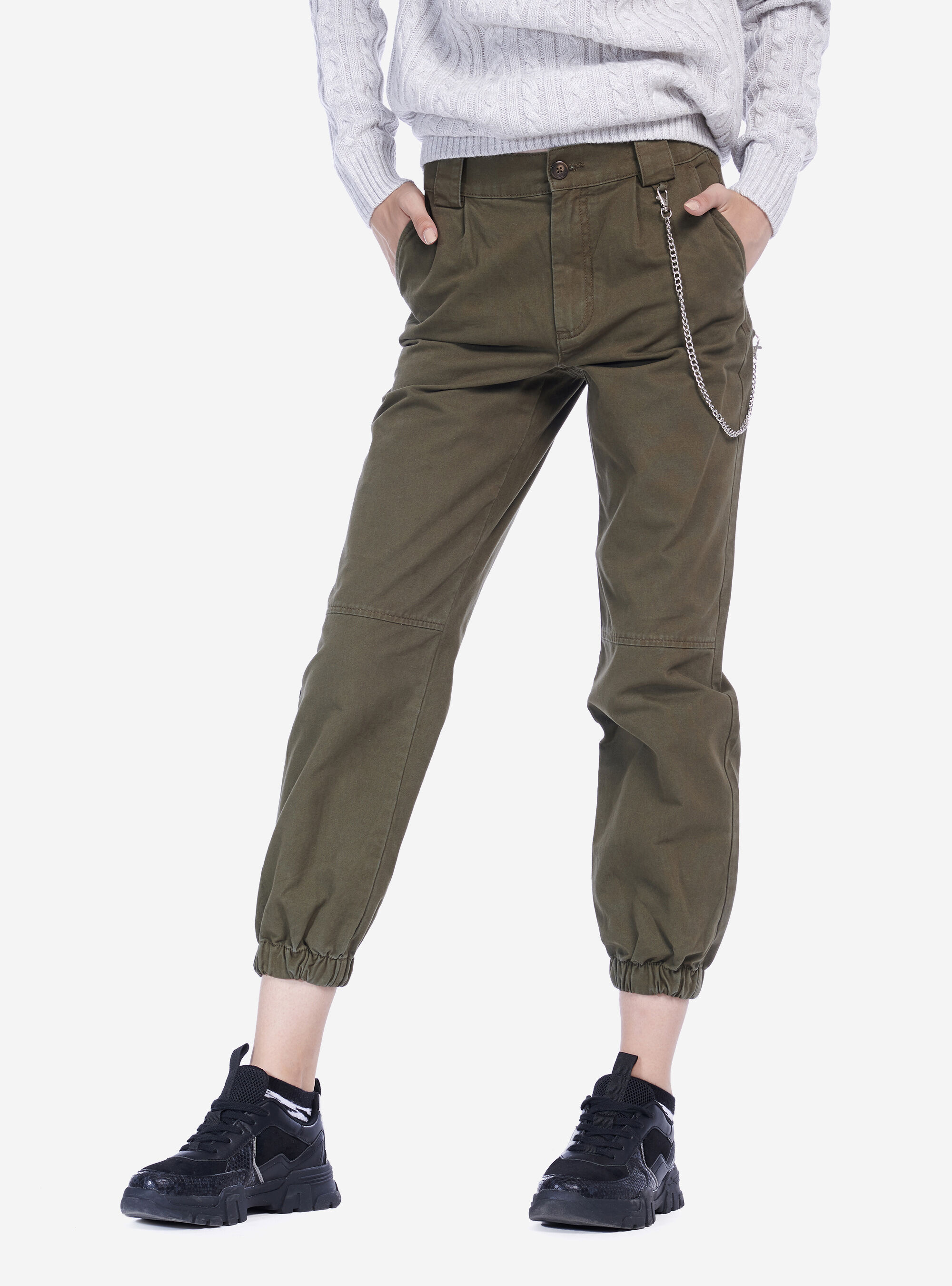 Pantaloni con elastico alla caviglia scarpe sale