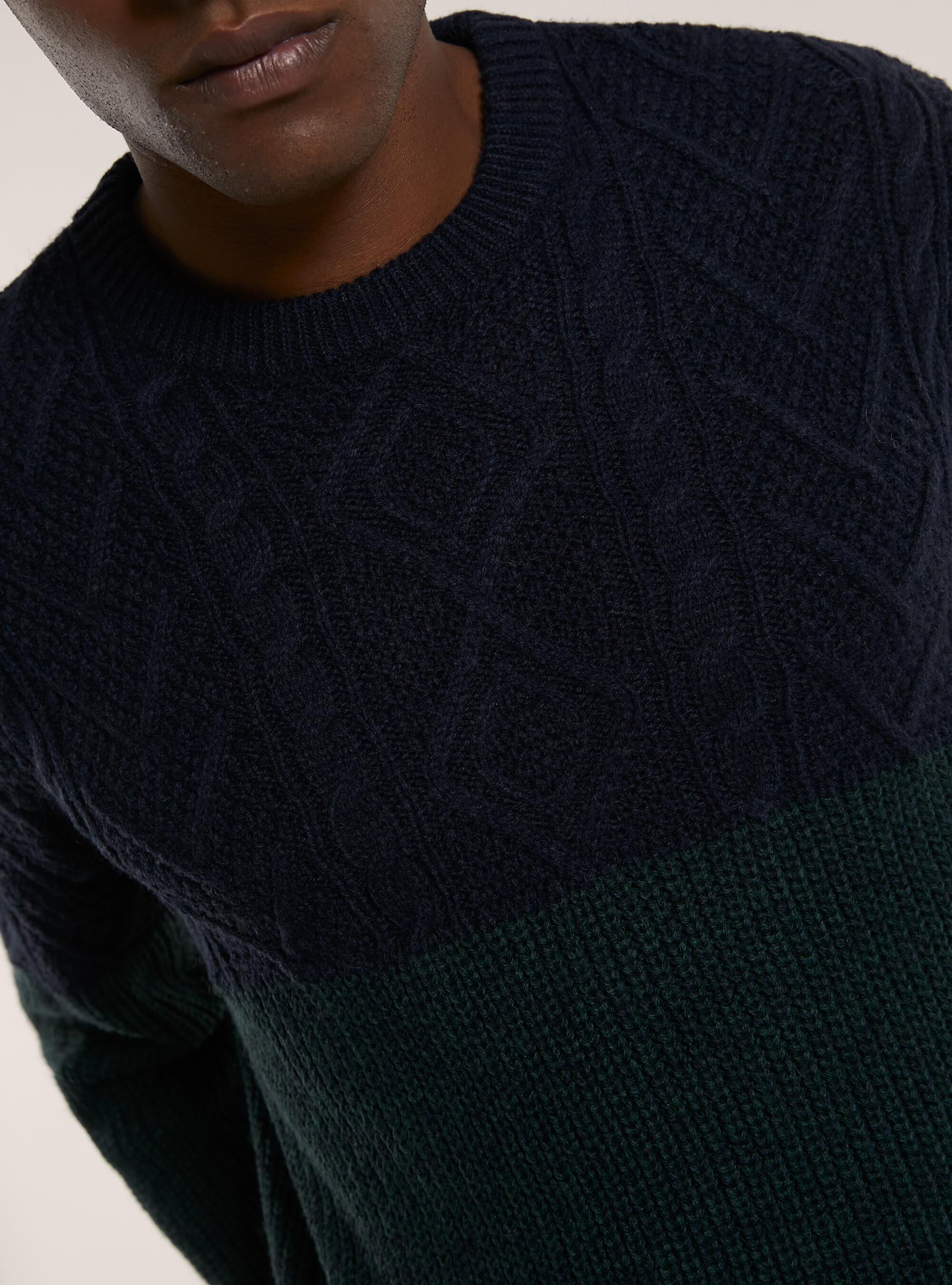 Pullover color block in misto lana con lavorazione a trecce, NA1 NAVY DARK