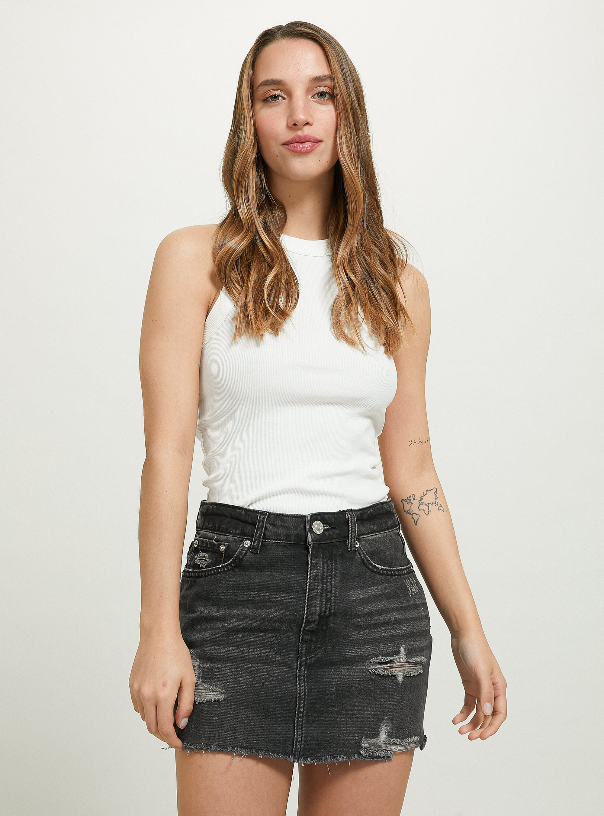 Black denim skirt outfit 90 discount