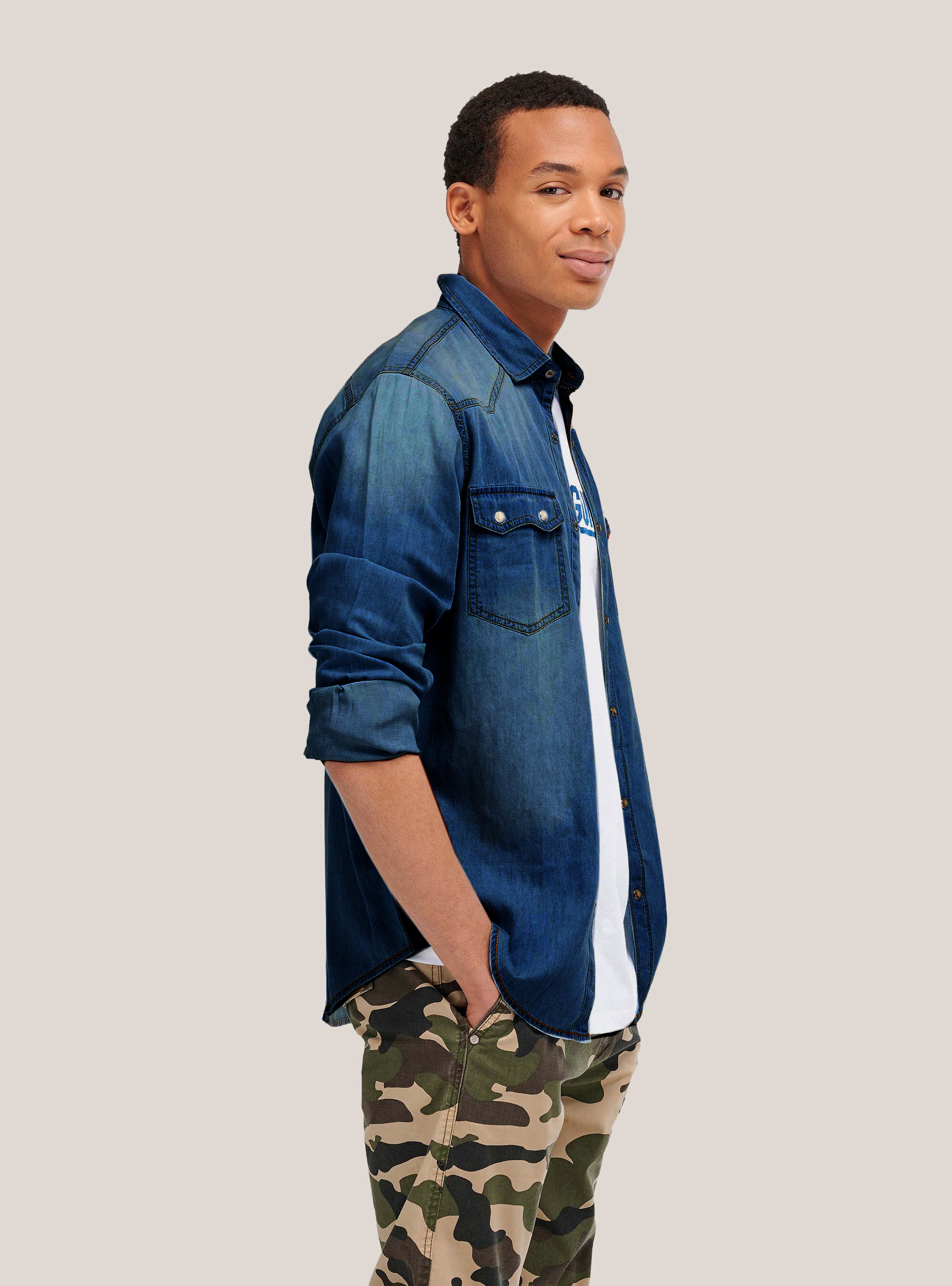 Slim-Fit-Jeanshemd mit Brusttaschen, C220 BLUE