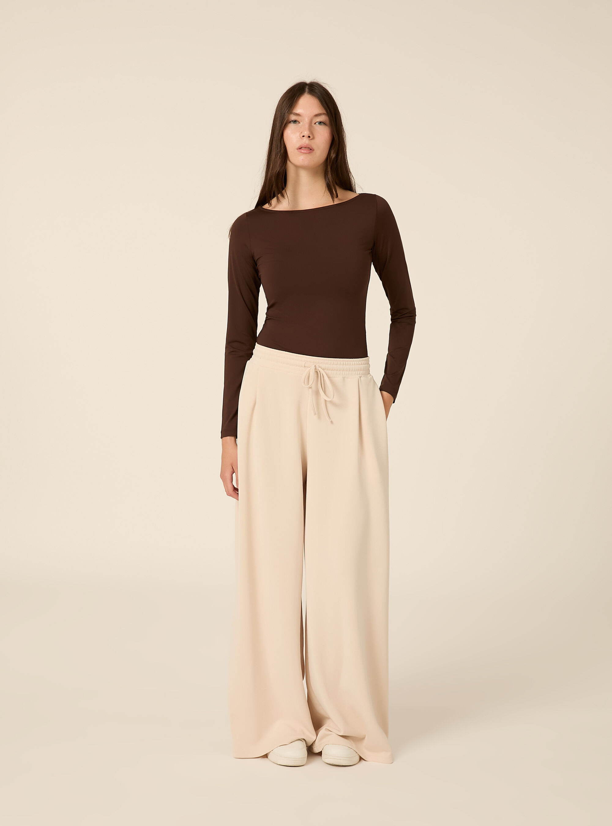 Pantaloni wide leg con pence in scuba
