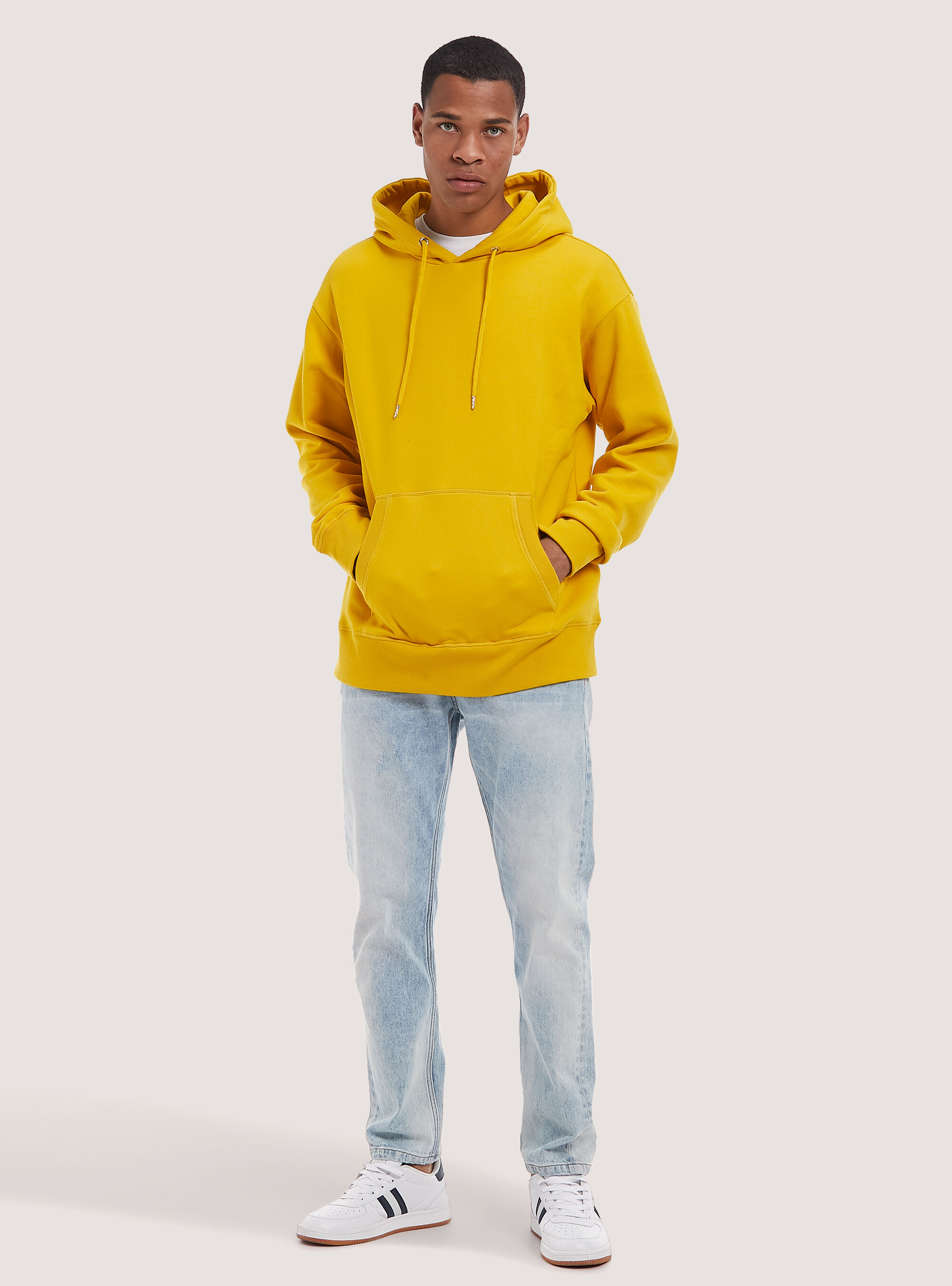 Sweatshirt with hood and pouch pocket