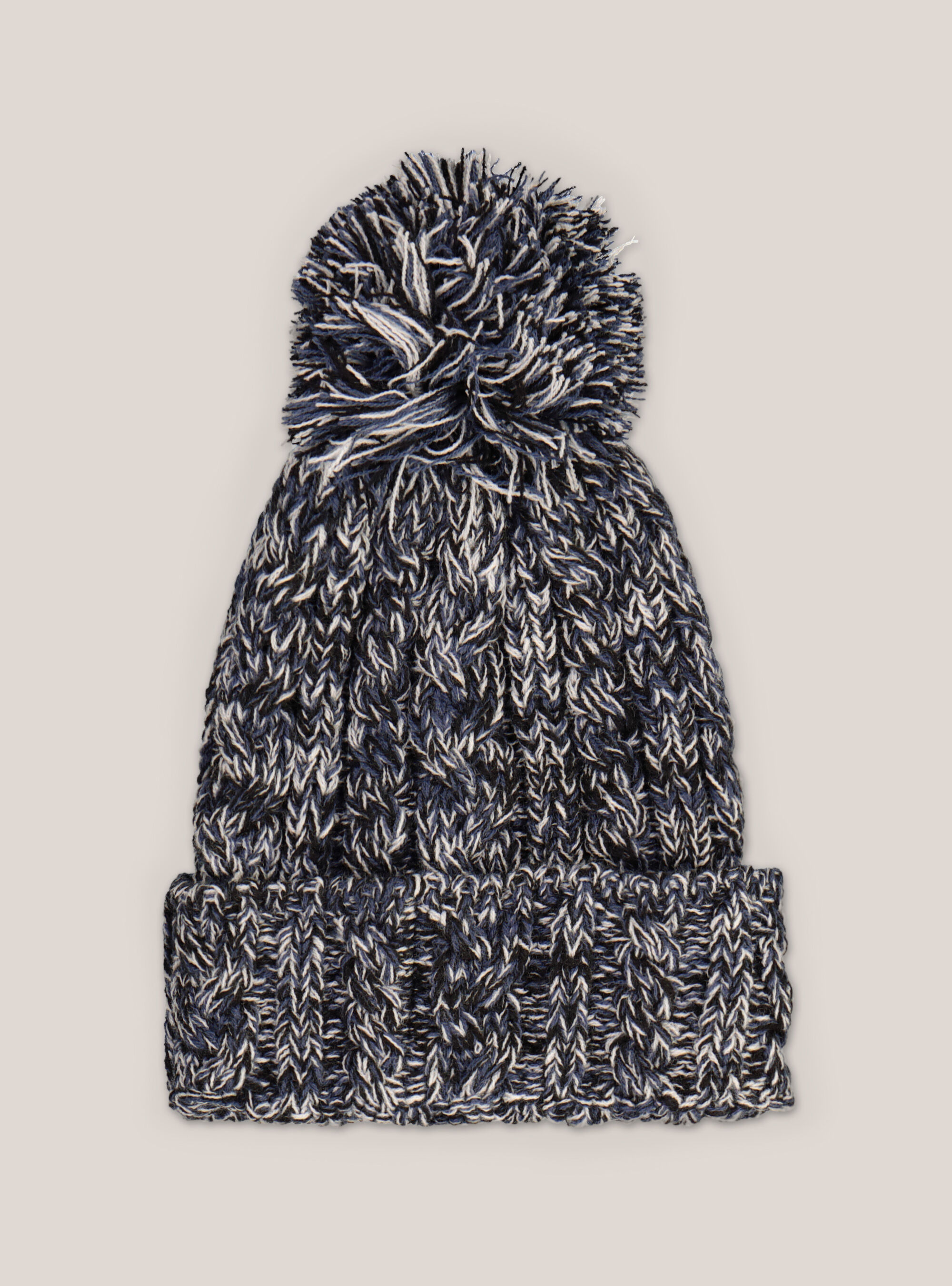 Hat with pom-pom and patch