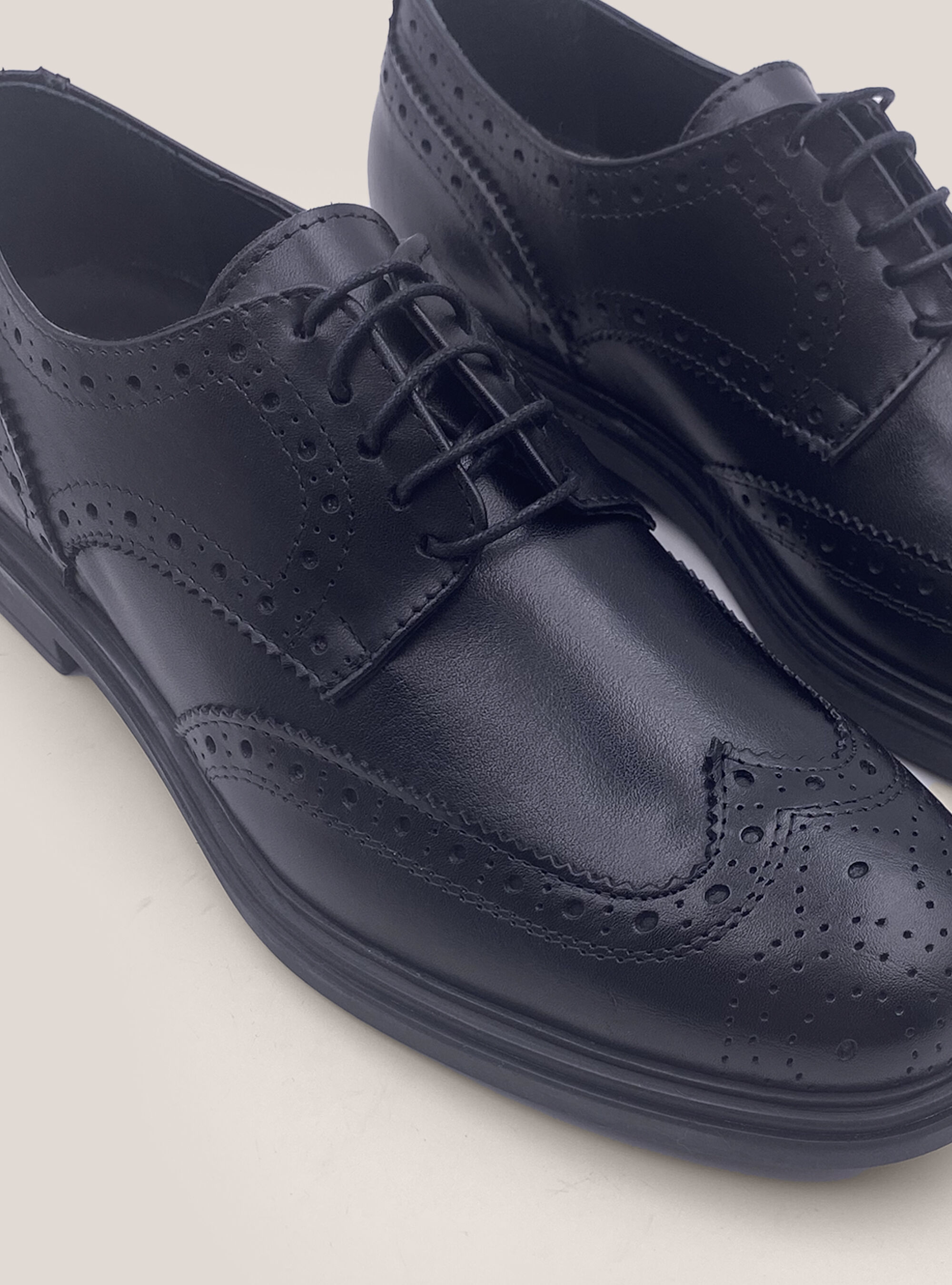 DOUCAL'S SCARPA DERBY STRINGATA IN PELLE SPAZZOLATA Uomo Nero Nero |  Mascheroni Moda