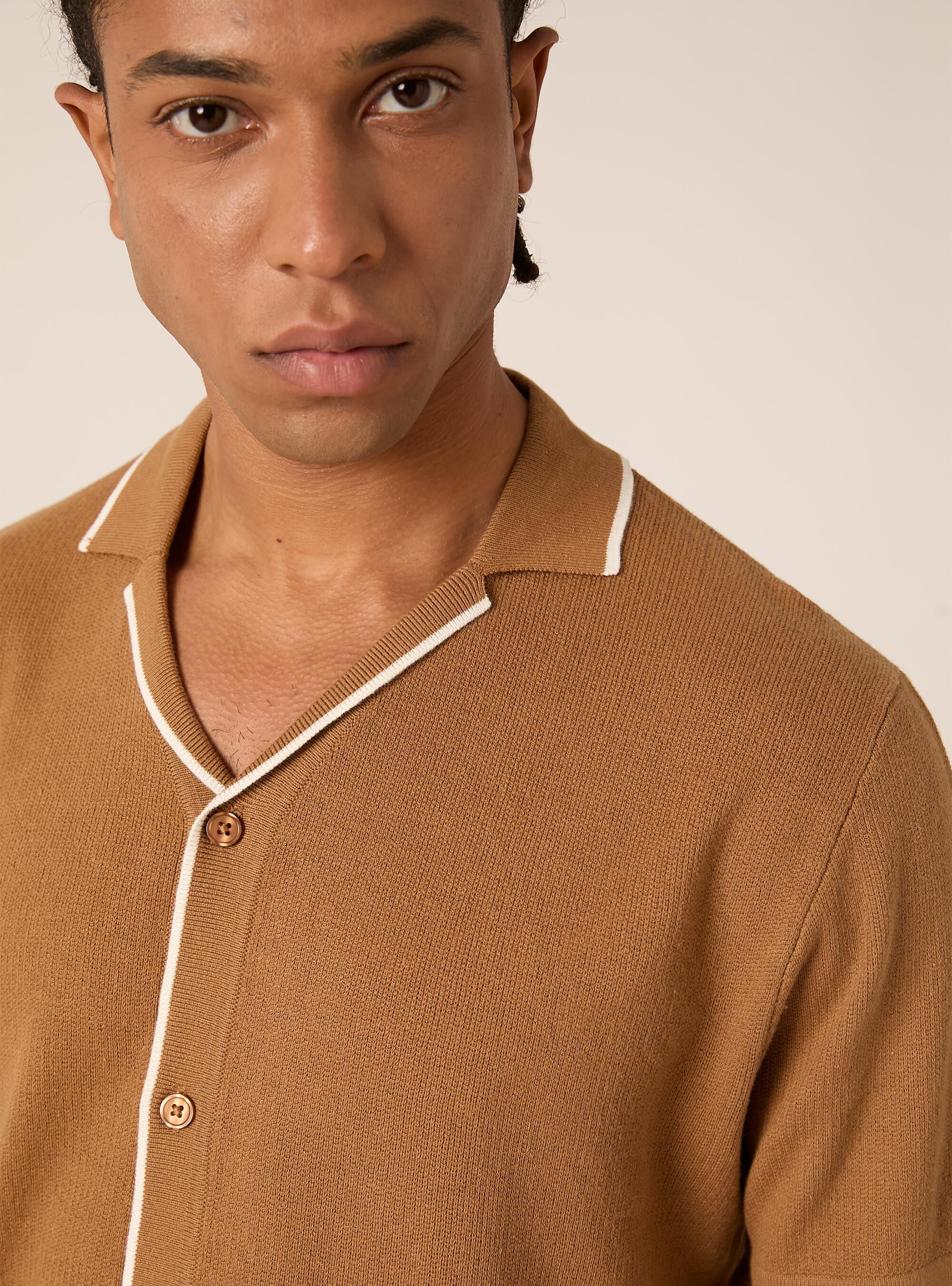 Cardigan con collo polo e bordino in  contrasto, TB2 TOBACCO MEDIUM