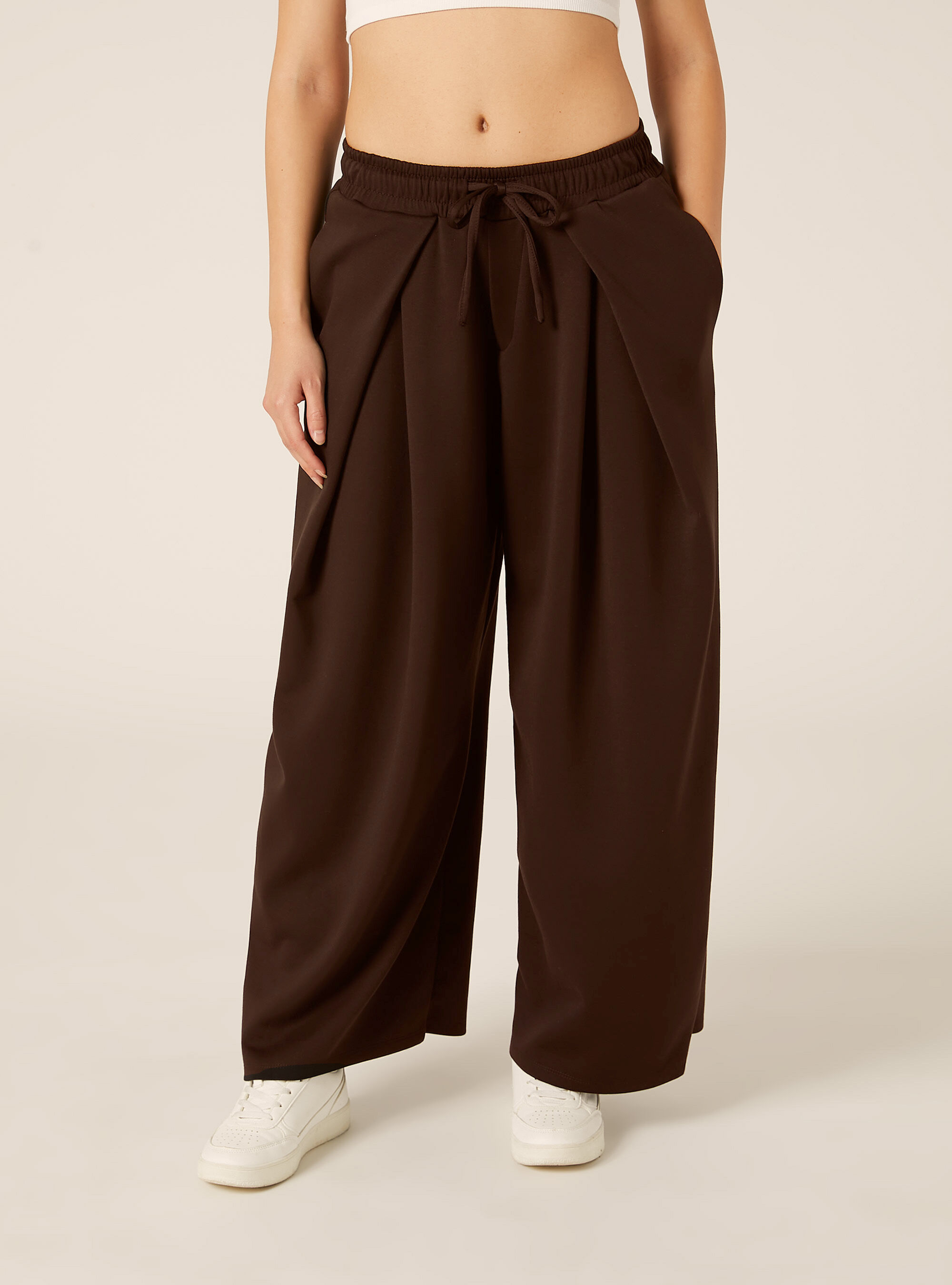 Pantaloni leggeri in scuba barrel fit con pinces, MARRONE SCURO