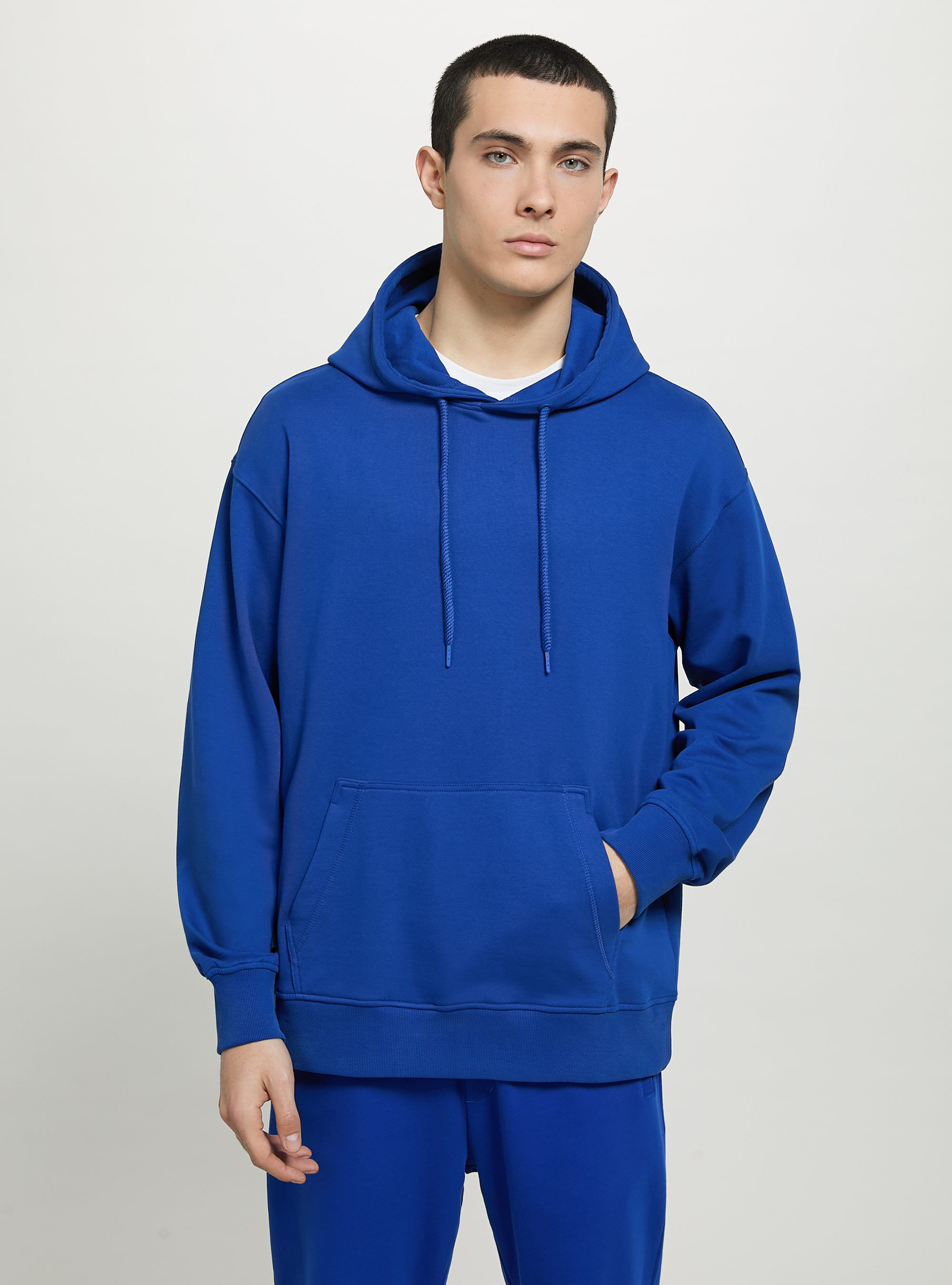 Sweatshirt with hood and pouch pocket