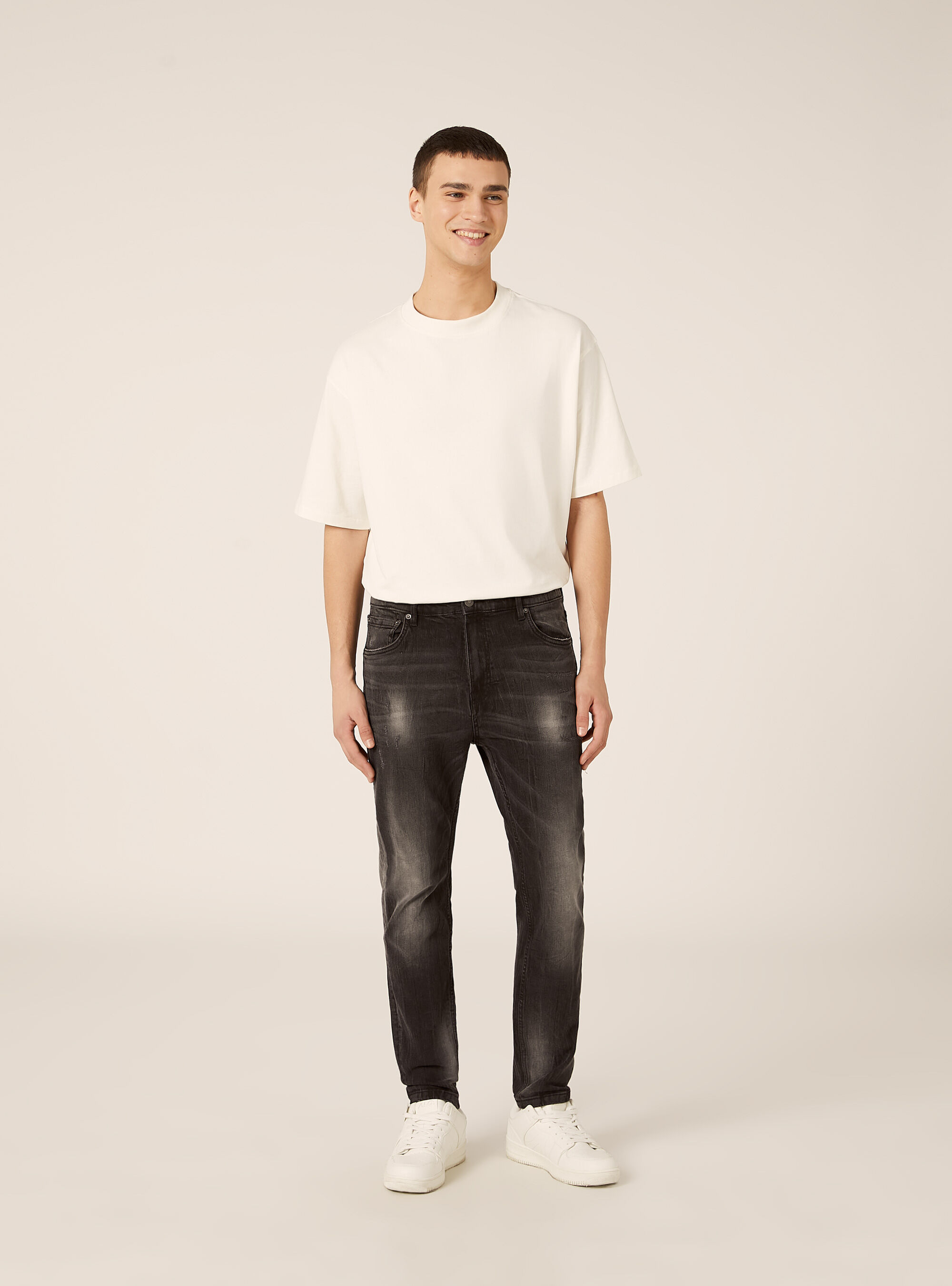 Stretch denim carrot fit jeans