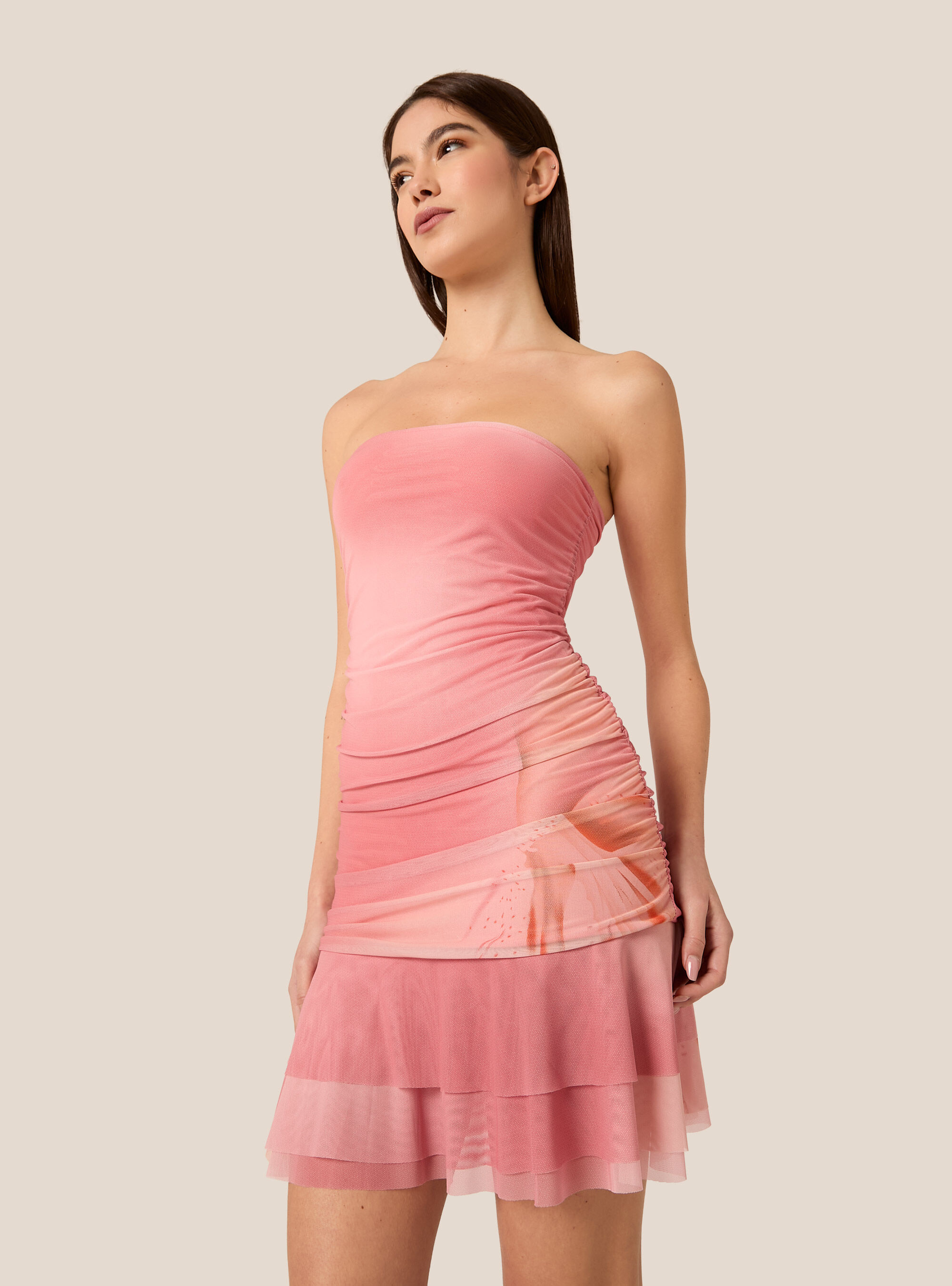 Tr&auml;gerloses Minikleid aus drapiertem T&uuml;ll mit Volants
