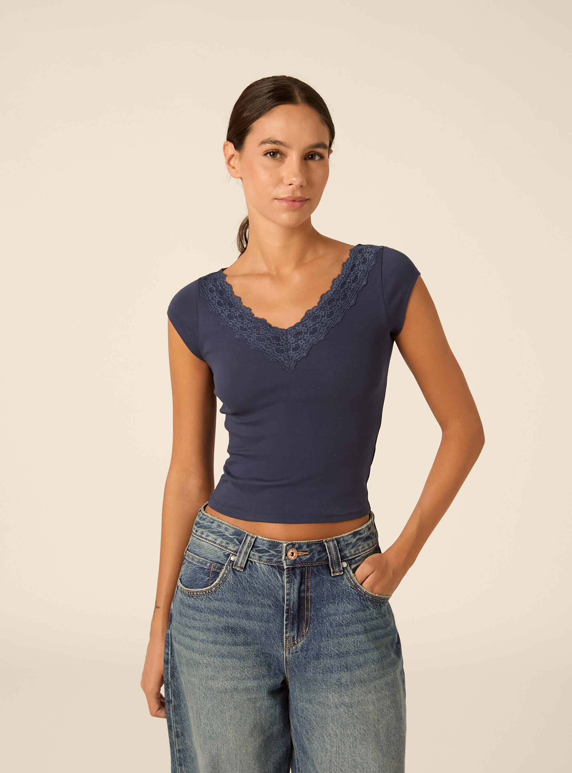 T-shirt con scollo a v in pizzo
