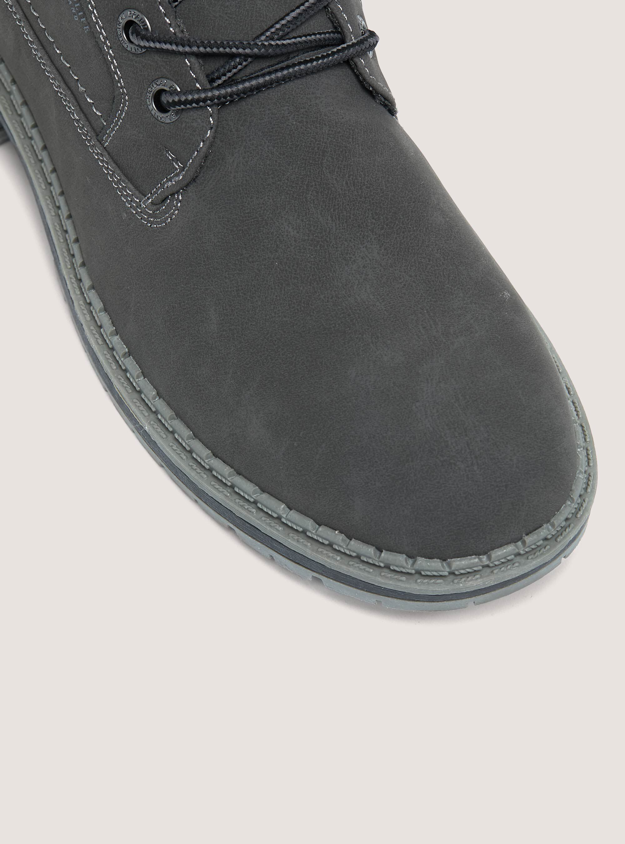 Scarpe mountains con stringhe