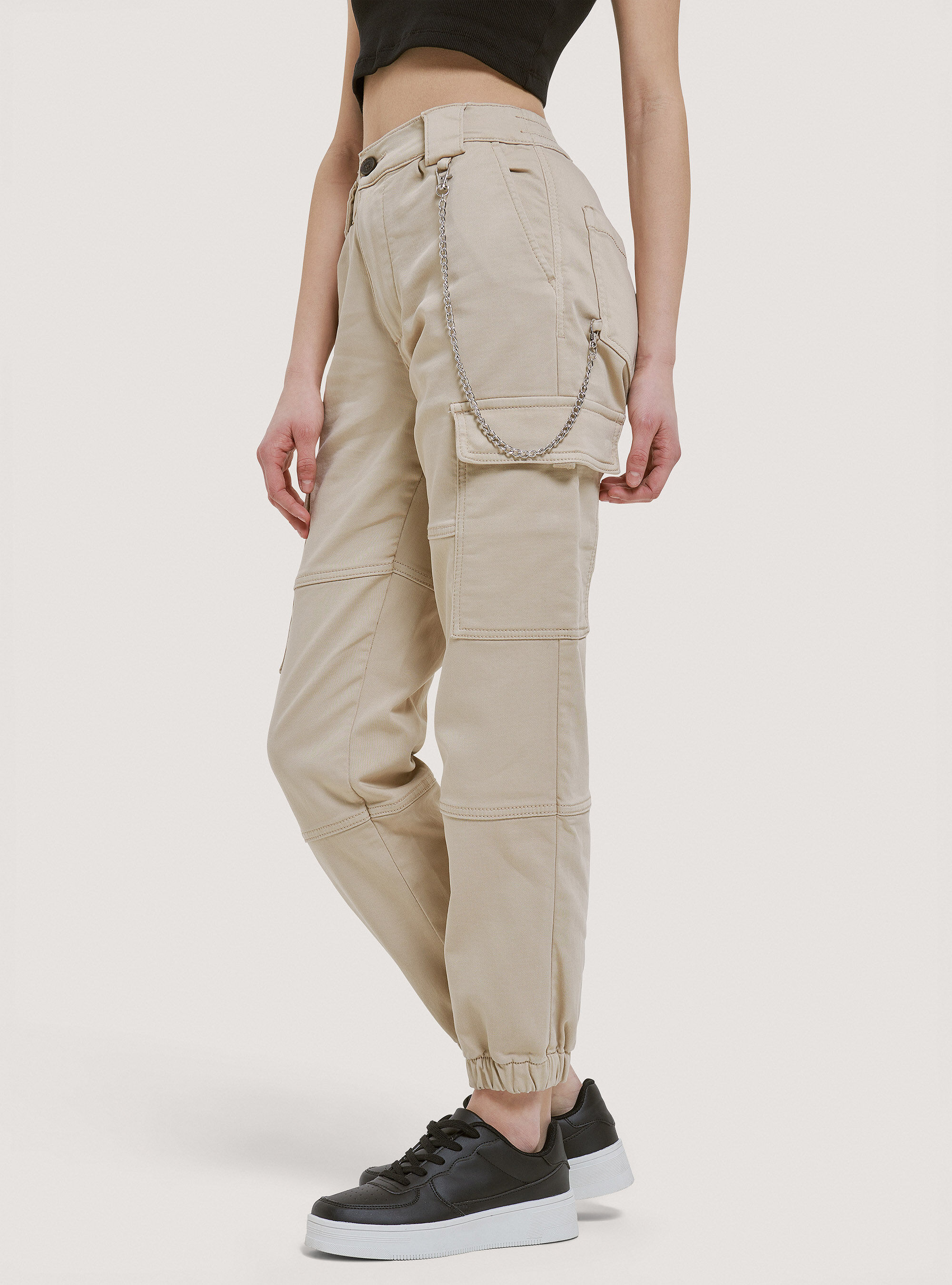 Pantaloni beige con top catena