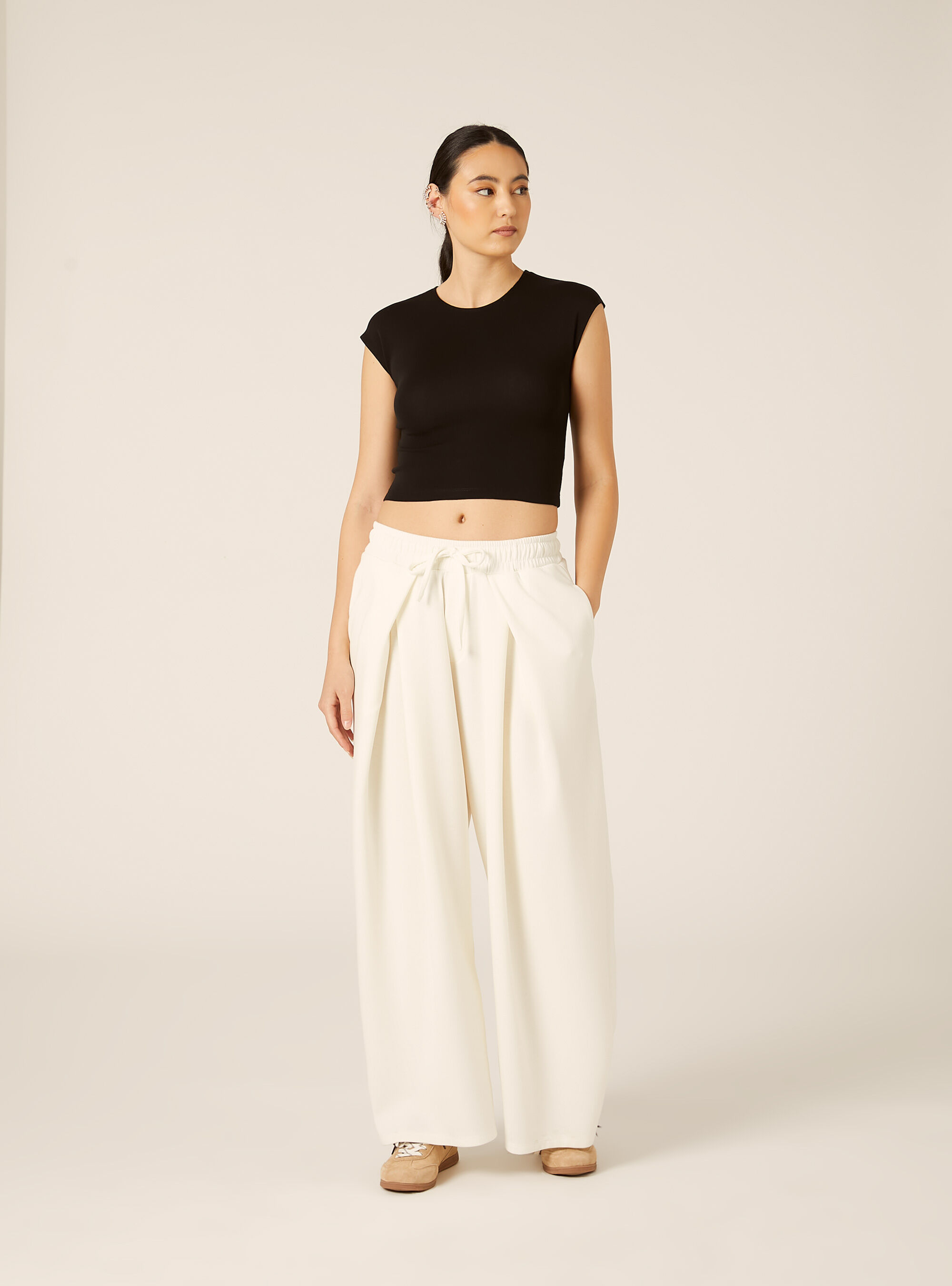 T-shirt crop con con maniche ad aletta, BK1 BLACK